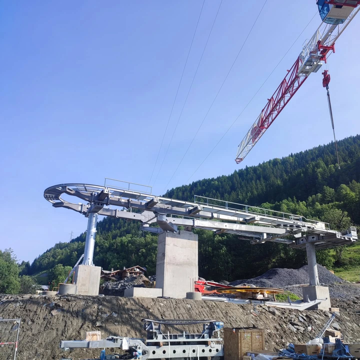 Works are going well on the new télécabine. #telecabinevillaroger #leparadiscaché