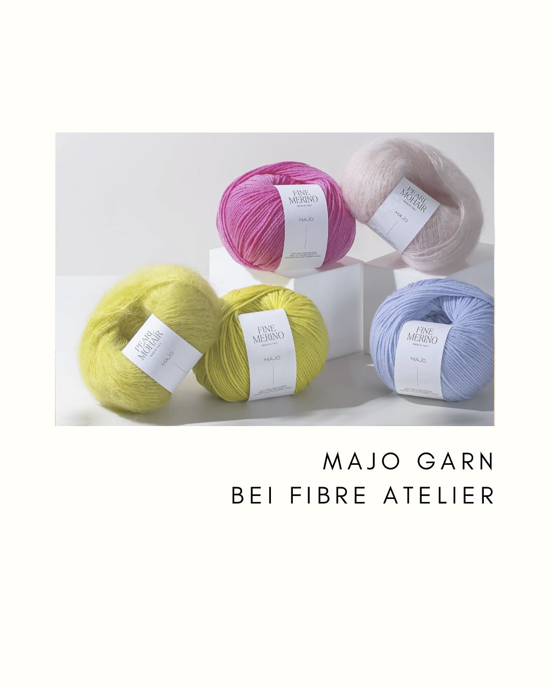 MAJO-Garne bei Fibre Atelier!
Es macht mich stolz, offizieller Fachhändler dieser tollen, jungen Marke zu sein.
Die Gründerin Wako verträgt selbst kaum Wolle auf der Haut – deshalb hat sie ein Label gegründet, um Wolle für mehr Menschen zugänglich zu machen. Die Spinnerei arbeitet ausschließlich mit sehr feinen Mikronstärken, was die Garne butterweich macht.
Zurzeit sind alle 29 Farben der Fine Merino-Qualität im Fibre Atelier und online erhältlich.
Alle anderen Qualitäten können bei mir bestellt werden – und im Fibre Atelier gibt es von jeder Qualität ein Muster zum Anfassen.
Nach und nach kommen dann auch die anderen Qualitäten dazu.
So ist das eben bei einem kleinen Geschäft, das gerade startet. Und trotzdem wollte ich euch diese tolle neue Marke nicht vorenthalten. 😄
Ich freue mich schon sehr auf all die bunten Projekte, die damit entstehen werden! ✨
#fibreatelier
#majo
#majofinemerino
#majogarn
#knittingwinterthur
#yarnstorewinterthur
#yarnstoreswitzerland
#lisme
#crochet