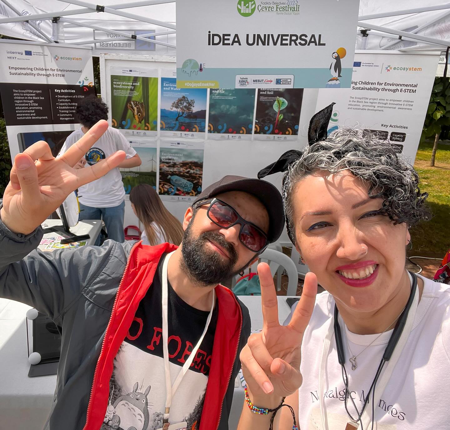 🌿🎉 Kadıköy Çevre Festivali’nde EcosySTEM Rüzgarı! 🎉🌿
31 Mayıs-1 Haziran tarihleri arasında, Kadıköy’de çevre bilinci ve STEM dünyası bir araya geldi!
🤖👓 Çocuklar VR gözlüklerle STEM dünyasını keşfetti, robotik deneyimlerle yaratıcılıklarını konuşturdu.
✍️ Ön kayıt başvurularını standımızda almaya başladık! Yaz dönemi E-STEM eğitim programına katılmak için hemen siz de başvuru yapın.
📌 Daha fazla bilgi:🌐 ecosystemhub.org/tr 📧 ecosystem@ideauniversal.org
🧡Teşekkürler @ideauniversal
💚Teşekkürler @kadikoybelediye
💙💛 Teşekkürler @fbsparc5665
🌿🎉 EcosySTEM Vibes at Kadıköy Environmental Festival! 🎉🌿
What an amazing weekend in Kadıköy — where nature met STEM! 🌍✨
🤖👓 Kids had a blast exploring the world of STEM with VR headsets and hands-on robotics fun!
✍️ We’ve kicked off pre-registrations for our summer STEM program! Don’t miss out — secure your spot now!
💙 Huge thanks to everyone who stopped by our booth — you made it unforgettable!
#interregnext #interregnextbsb #avrupabirliğibaşkanlığı #avrupabirliğiprojesi #ecosystemhub #stemeducation #robotik #kadıköyçevrefestivali #kadıköybelediyesi #geleceginekoliderleri #ekoliderler #blackseabasin #enviromentaleducation #çevrefarkındalığı #kadıköy #yeldeğirmenimahallesi #ekoloji̇ #fbcocukgenclik #roboticsfun #vrexperience #stemforkids