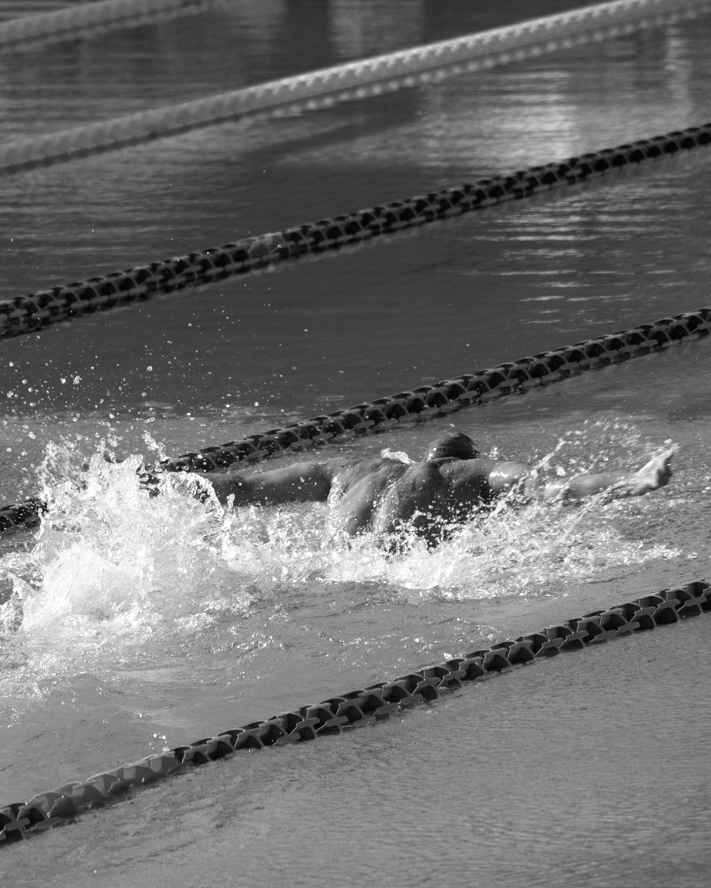 La natation : le sport le plus ingrat en triathlon.
👉 Tu peux avoir une condition physique exceptionnelle, mais si tu ne sais pas interagir avec l’eau, tu resteras en difficulté.
Ce n’est pas qu’une question d’endurance ou de force. C’est un environnement à part. Un milieu qu’il faut apprivoiser.
🧠 C’est là qu’intervient la notion d’affordance : La capacité de ton cerveau à percevoir l’environnement et à interagir avec lui. C’est l’interaction de tes sens (vue, équilibre, proprioception) et de tes actions.
En Bref : ta capacité à « dialoguer » avec l’eau. Comment tu ressens l’eau, comment tu te déplaces dedans et comment tu t’adaptes.
Créer une vraie relation avec l’eau, est indispensable. Ressens tes appuis, travaille ton alignement, observe comment ton corps réagit. Développe tes sensations.
📌Qu’est-ce qui fait la différence ?
✔️ Le temps passé dans l’eau : pas juste accumuler du volume, mais nager avec intention.
✔️ Être constant et régulier dans ta pratique (2-3 fois minimum).
✔️ Construire ton endurance : la technique ne sert à rien si tu ne peux pas la maintenir dans le temps et sous fatigue.
✔️ Maîtriser les fondamentaux : respiration, trajectoire des bras et alignement.
Mais attention :
Il n’y a pas UNE seule technique. Il y a des principes, certes. Mais il faut s’adapter à ses leviers, à sa morphologie et à ses sensations.
Tu veux progresser en natation ? Commence par comprendre l’eau
📣 La natation, ça ne se « force » pas. Ça se comprend.
Et cette compréhension, elle ne vient que par l’expérience du milieu.
Borner, oui. Mais borner avec intention.
————————————
#swimming #swim #coaching #triathlon