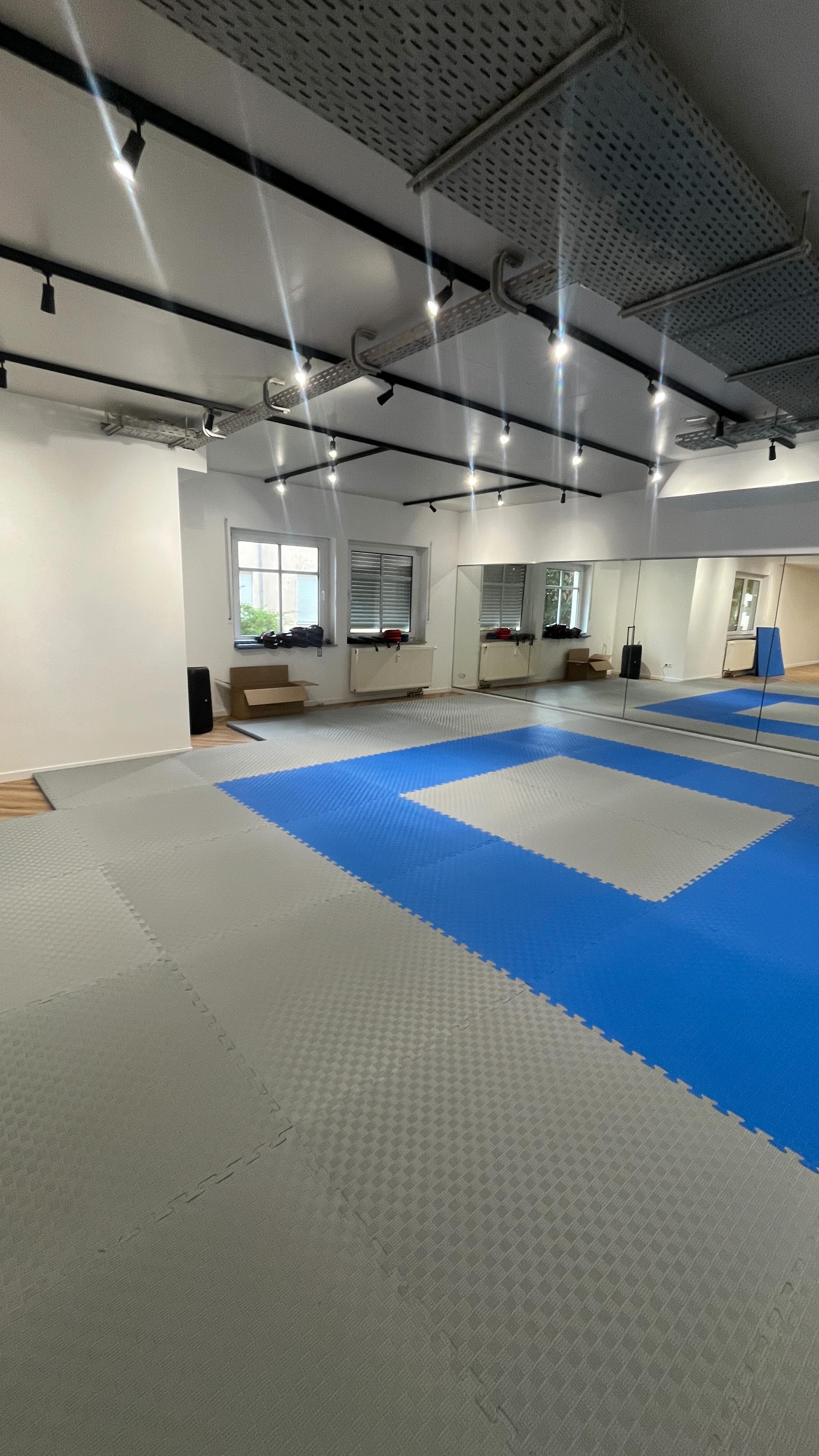 🥋Kampfkunst in Jena
Unsere Matten sind Blau/ Grau geworden !
🧐Warum blau? Wir wollten möglichst nah am Logo sein
🤔Warum grau ? Der helle Look der Halle sollte bleiben
Vielen Dank an die Unterstützung
@enjoghallapenjo
@cxlinasxphie
@ptrick.hdr
#kampfkunst #kampfsport #jena #kindersportjena #taekwondojena #martialarts #tatamimatten #matten #turnen #weimar #jenacity #martialartsjena #nextleveljena #kinderstärken #gewaltpräventionfürkinder