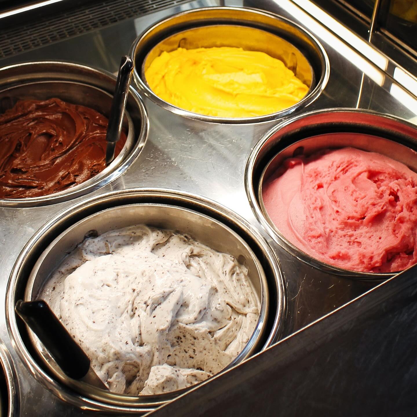 This week we have 4 dairy-free / vegan 🌱 options:
- coconut 🥥 choc chip 🌴
- dark chocolate 🍫 single origin Ecuador
- Alphonso mango 🥭
- Elderflower, lemon 🍋 & hibiscus 🌺
Other Flavours:
- CHOCOLATE, PISTACHIO & KATAIFI = chocolate gelato with pistachio cremino, chopped toasted pistachios and crushed kataifi
- BIRTHDAY CAKE 🎂 = vanilla cream cheese frosting gelato smashed with homemade birthday cake
- malt gelato with homemade miso caramel
- hazelnut
- yoghurt & black cherry
- Jersey milk
#londonicecream #hernehill #brockwellpark #SW2 #SE24 #stationsquare