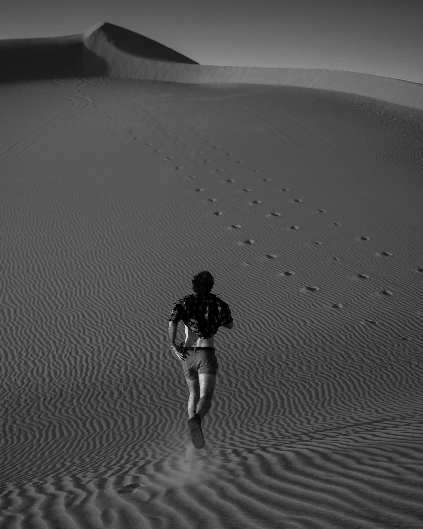 Et si le vrai levier de la performance… c’était le lâcher-prise ?
La maîtrise vient de la concentration avec relâchement.
Arrête de trop réfléchir et reconnecte-toi à l’instant présent.
C’est dans le relâchement attentif que le geste juste émerge.
Tu dois observer sans juger, l’erreur est un feedback, pas une sanction.
Accueille-la - Intègre-la - Grandis avec.
Plus tu juges, plus tu bloques.
Plus tu observes, plus tu progresses.
Ne reste pas prisonnier des méthodes.
Le cadre technique est une base, pas une limite. Apprends à t’écouter et ne répète pas seulement un protocole : teste, comprends, ajuste, affine et ressens.
La vraie transformation n’est pas cognitive, elle est comportementale.
Ce n’est pas l’info qui change l’athlète ou le coach… C’est l’intégration, le vécu, la pratique.
Ce qui t’anime te concentre naturellement.
Ce qui te passionne te rend présent.
Et c’est dans le présent que naît l’excellence.
Pas dans la nostalgie. Pas dans l’anticipation.
Juste ici. Juste maintenant.