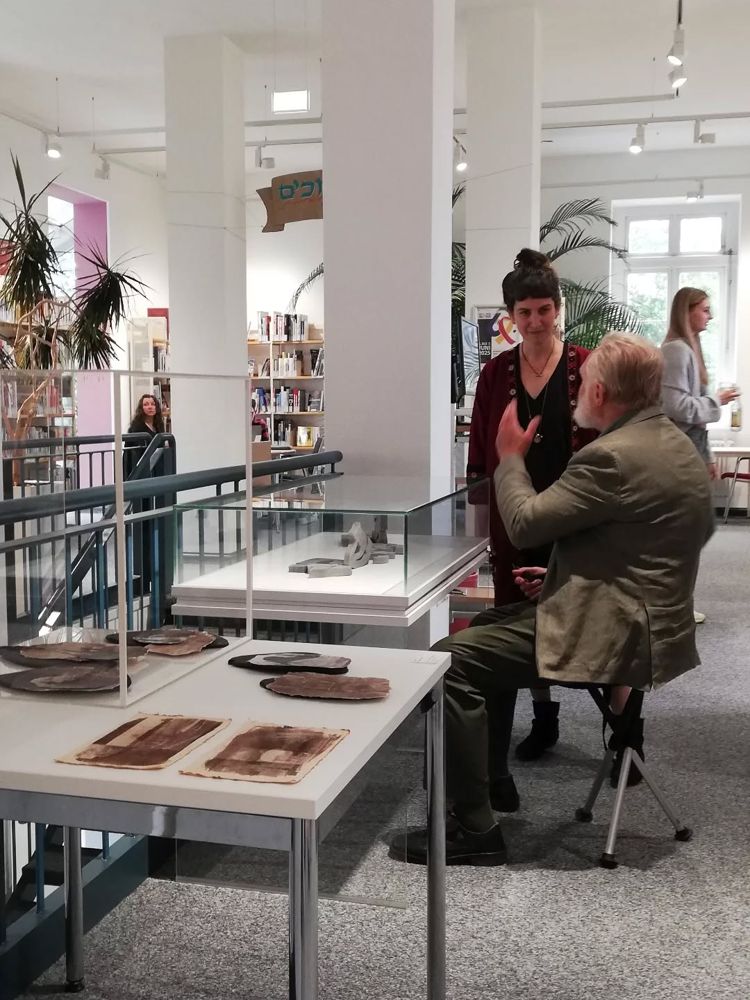 Finissage: Nutze heute noch die Gelegenheit, bei der Finissage mit Liat ins Gespräch zu kommen und mit ihr über ihre Kunst zu sprechen!
Samstag 7. Juni
Ab 12:30 bis 14:00 Uhr
@stadtbibliothekoldenburg im PFL
------
Come by to meet @studiolilart today at the finissage and talk to her about her art!
#deutschisraelischefreundschaft #oldenburg #matehasherregionalcouncil