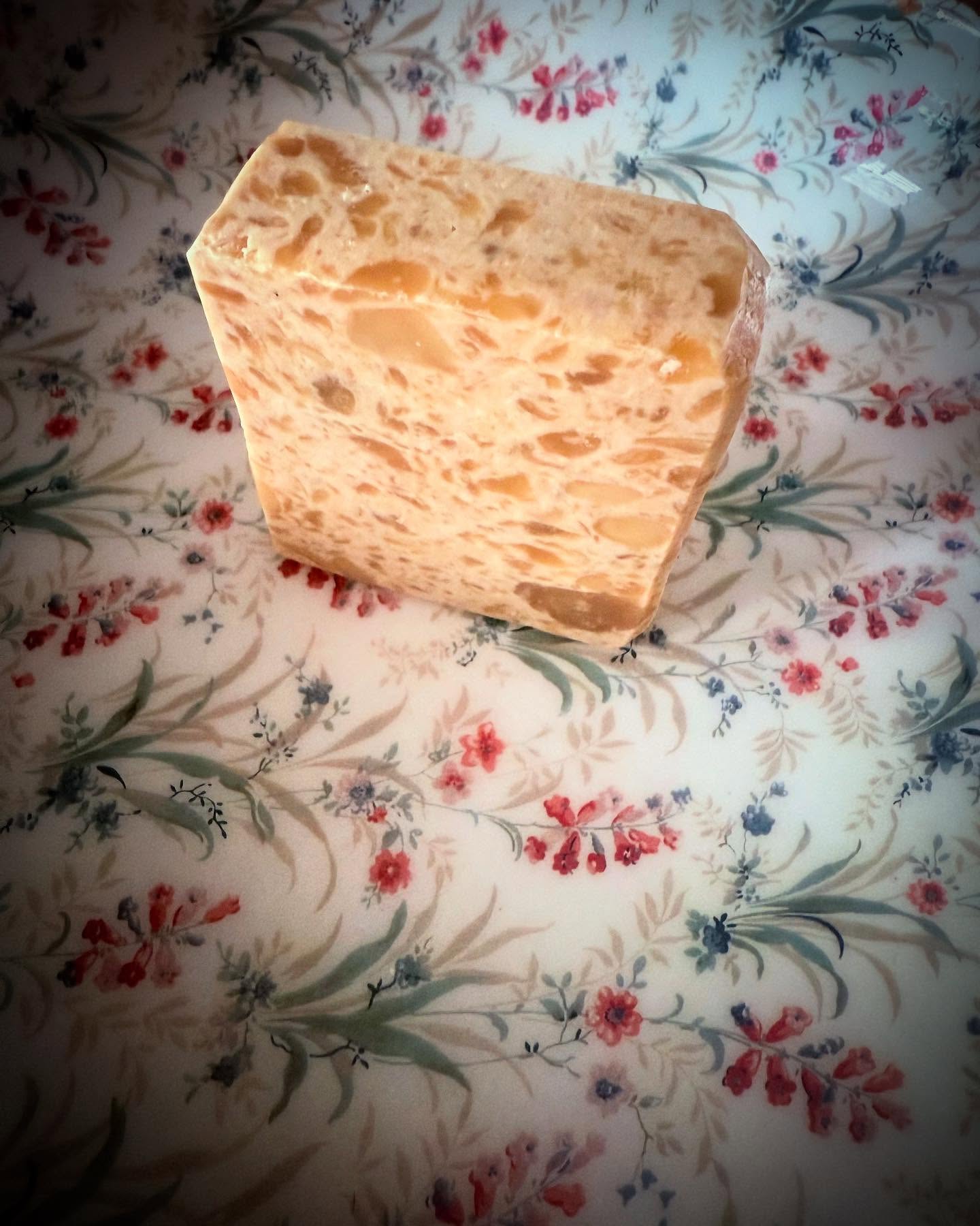 Honey, Oats & Beeswax chamomile scented #handmadesoap #handmadesops #honeyandoatssoap #hotprocessedsoap #rusticsoap #rusticsoaps