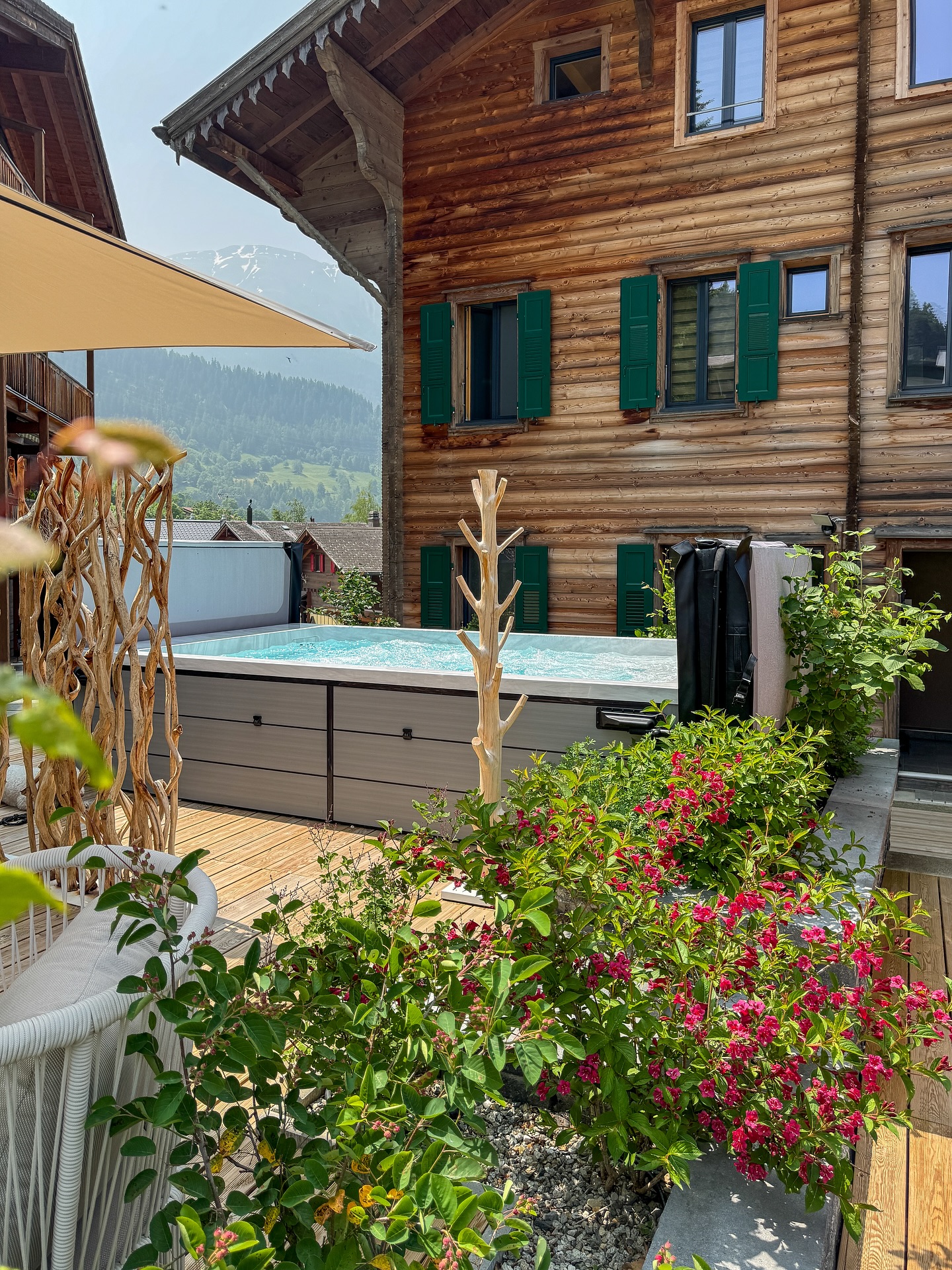 Geniessen Sie den Sommer in unseren Zer Treichi Appartements 🌊🏡☀️ #aletschhomes #wooloftresort #loftresort #resort #homes #appartements #aletsch #aletschglacier #aletscharena #aletschtradition #switzerland #swiss #swisstradition #holidays #swissholidays #companys #tradition #family #familycompany #fiesch #fiescheralp #eggishorn #mountains #mountainhomes #nr1 #welovealetsch #wearealetsch #booknow
IHR ZUHAUSE IN DEN BERGEN
Location: @aletscharena @aletschguide @woo_loft_resort @aletschhomes @landschaftsparkbinntal @gomstourismus
www.aletsch-homes.ch