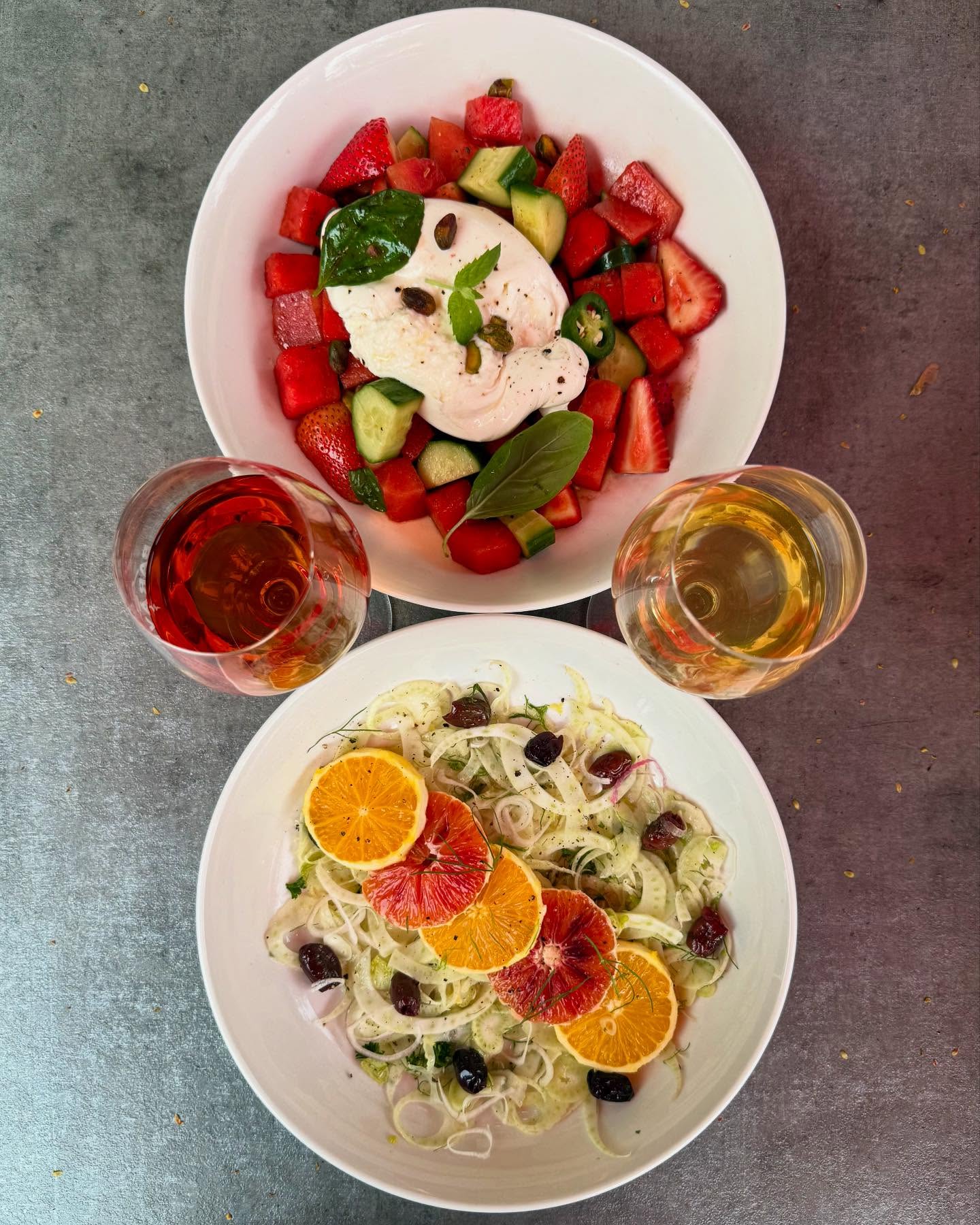 Nouveau au menu d’été/ New to our Summer Menu :
Burrata fraise, melon, concombre et pistache
@cheff.jolyne
Salade sicilienne fenouil et agrumes