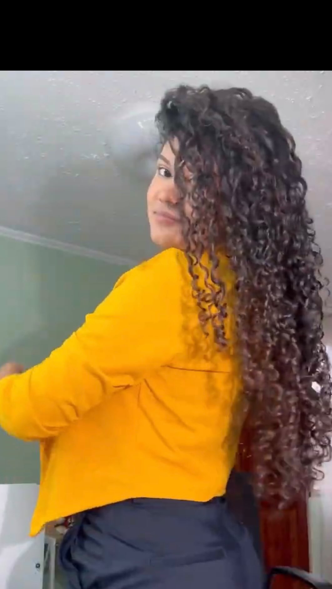 ✨ A veces nos cuesta ver nuestra belleza, nuestro avance o incluso sentirnos acompañadas en el camino…
Pero cada paso, cada intento cuenta. 💪🏽💖🌱 Este es tu recordatorio: no estás sola, no lo estás haciendo mal y tu proceso también es hermoso.
Tu cabello, tu ritmo y tu historia merecen amor y paciencia — empezando por la tuya. 🌸¿Cuál de estas frases te llegó más hoy? 💬
Déjala en los comentarios y compartamos fuerza entre nosotras 💕