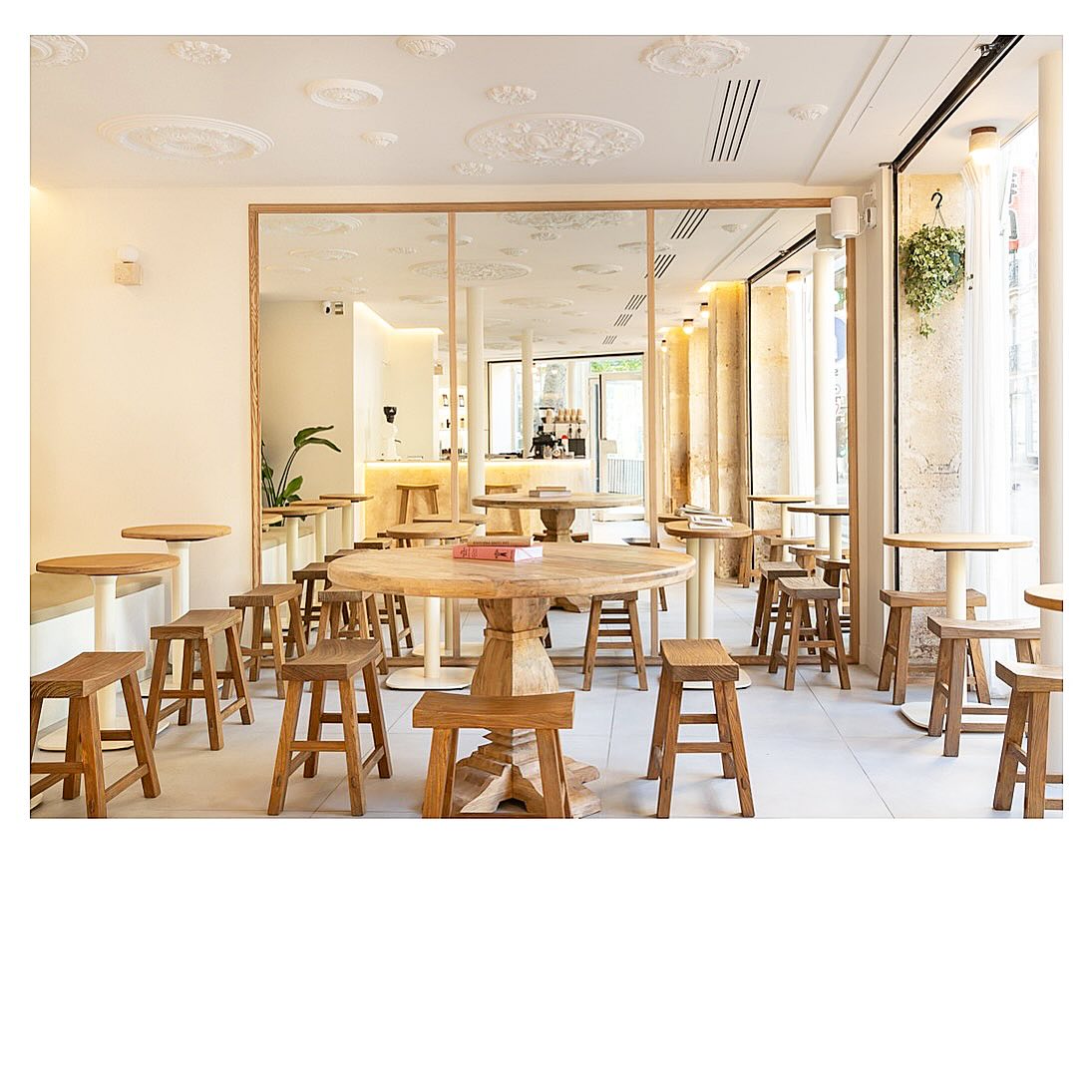 Projet Liv Coffee Shop - Rénovation et aménagement d’un coffee shop en plein Paris www.costaudrenovation.com