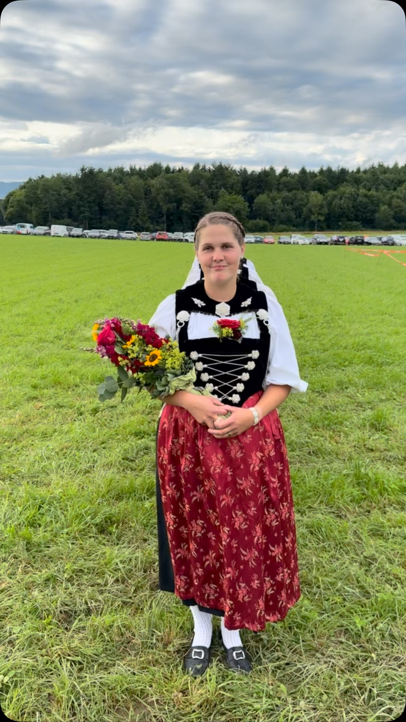🎥 Ein besonderer Weg – für einen besonderen Moment.
Die Ehrendamen machen einen Schritt zur Seite – würdevoll und im perfekten Takt.
Ich gehe hindurch.
Und da steht er:
Levin Neuenschwander. Heimfest. Erster Kranz. Ein stiller, starker Moment. 🌿💪
Herzlichen Dank an die Ehrendamen – für euren Einsatz, eure Eleganz und die besondere Unterstützung an diesem grossen Tag. 💐
👉 Weitere Highlights folgen – blibet drbi @osf2025
#osf2025 #levin #neukranzer #inkwil #schwingen #ehrendamen #municäsar #kranzmoment #blibetdrbi