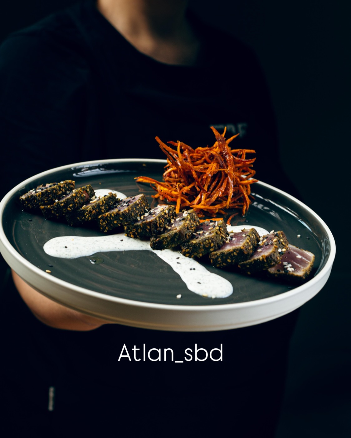 Una creació emblemàtica de la nostra cuina. La tonyina fresca es marina subtilment amb Zaatar, una mescla mil·lenària d’espècies de l’Orient Mitjà. La seva intensitat umami es veu equilibrada per la textura sedosa i l’acidesa refinada del iogurt grec artesanal, en una harmonia que celebra l’ànima de la Mediterrània.#atlansbd#cuinacreativa#greek#mexican#tunyaambzaatar.