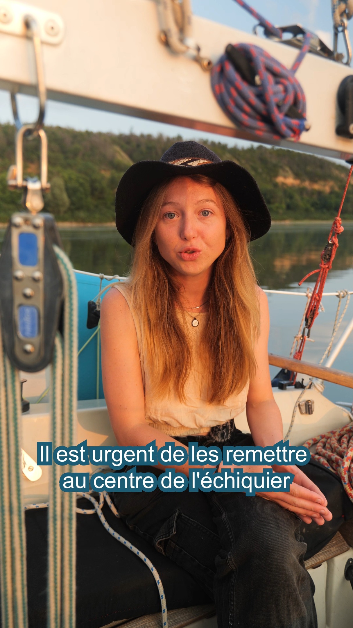 -Alors que certains mettent 11min pour se rendre dans l'espace, nous aurons mis 3 mois à descendre le Danube à la voile -💪⛵
Naviguer sur un fleuve à la voile, disons le, ce n'est pas simple tous les jours ! Malgré tout, nous avons adoré hisser les voiles entre ces méandres danubiens. Souvent boueux, vaseux, mais ô combien poétiques et magiques. 🌿
Nous avons découvert un fleuve verdoyant, des oiseaux magnifiques que nous avons longuement observés depuis notre affût flottant.
Mais il ne faut pas se leurrer, du plastique nous en avons vu un paquet : coincé dans les arbres, le long des berges.
👉D'ici 2050, tous les oiseaux marins mangeront du plastique régulièrement...
Cette donnée est terrifiante !
Alors, comme on gère bien que ce que l'on mesure, nous avons décidé d'échantillonner le micro plastique présent dans le Danube !
Dans quelle mesure le Delta agit-il comme filtre de nos activités humaines ?
Actuellement, le niveau de l'eau est au plus bas, ce qui ne nous rend pas la tâche facile, mais cela nous importe peu. Si cette eau douce disparaît, comment allons-nous faire ?
Cet or bleu s'assèche en silence et emporte avec lui les écosystèmes qu'il nourrit.
Notre expédition n'est pas finie, suivez notre arrivée dans le Delta du Danube et découvrez avec nous sa fonction écologique... et surtout sa beauté.
#nature_obsession #sailingboat #wetland #danube #microplastique #ornithologie #photographieornitho
@cyril_dion @yannarthusbertrand