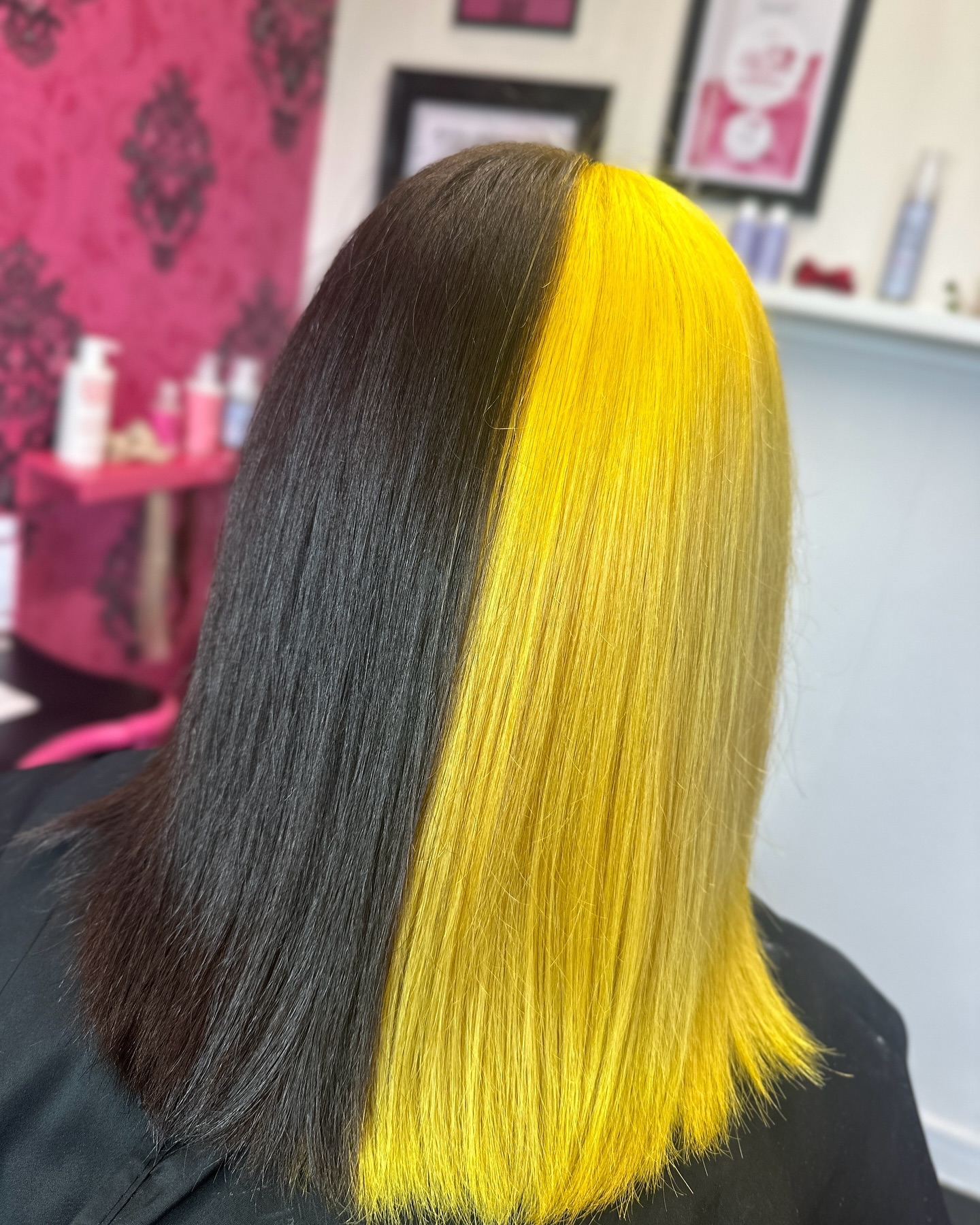 🐝🌻🐝 Bee hair anyone? 🐝🐝🐝
#blackandyellow #yellowhair #halfandhalfhair #coolhair #haircolorideas #brighthair #althaircolor #altgirl #dangerjonesuk