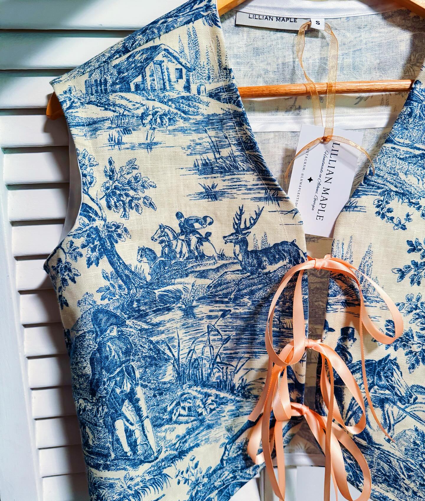 SS25 CAPSULE 💝🌟🌊🌱🚲
@communityathens exclusive
Toile de jouy vest with pink ribbon / Size S