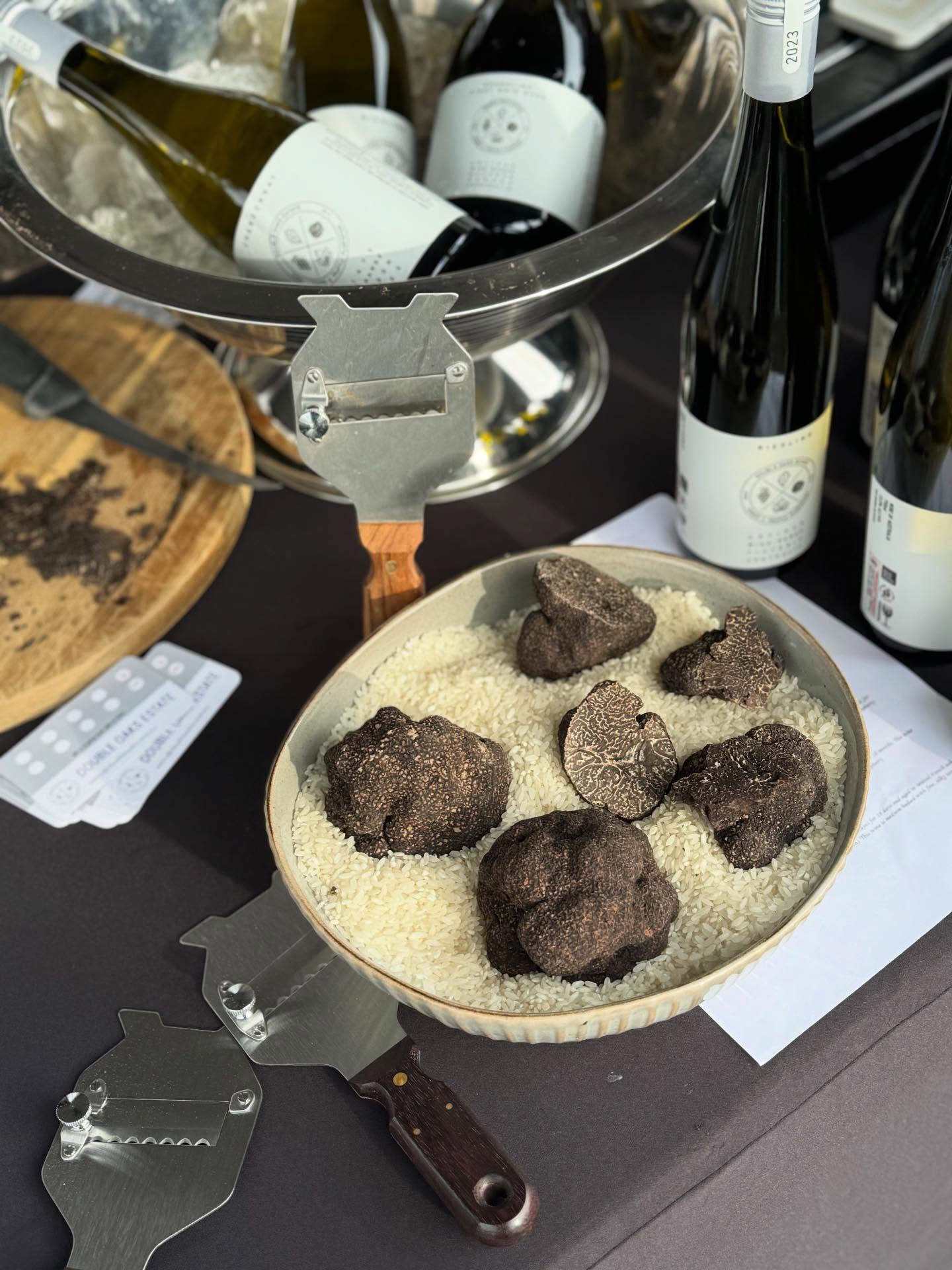 Discerning foodie looking for fresh Winter black truffles? Look no further…
Join Double Oaks Estate at Woodend Farmers Market this coming Saturday 7 June where we will be showcasing our first harvest of the 2025 truffle season. Stocks are limited so don’t miss out…
#truffle #frenchoak #truffiere #truffles #truffledog
#ourvineyard #boutiquewinery #winerylovers #wine #weekendsinmelbourne #australianwines
#macedonranges #winetasting #cellardoor #vintners #daylesfordmacedonlife #daylesfordmacedonranges #cellardoorvictoria #melbournecellardoor #victorianwine #victorianwinery #winerymacedonranges #woodend #kyneton #localproducers #cellardoorvictoria #explorevictoria #wineryvictoria #countryvictotia
#visitvictoria