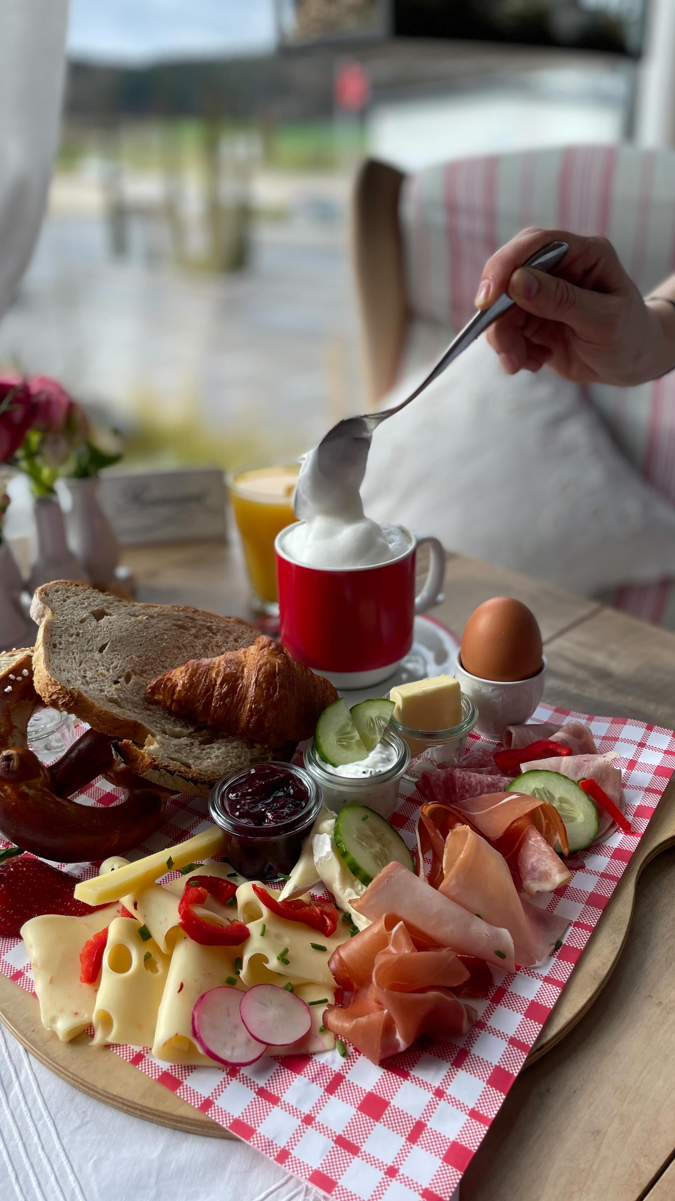 Dein Frühstück bei der Markthalle Wassmer
Das sind unsere drei Lieblinge
- Süßes kleines Frühstück
- ��Vegetarisches Frühstück
- ��Herzhaftes Frühstück
Mit Heissgetränk oder ohne - für jeden Geschmack!
Denn der Kaffee als Getränk zum Frühstück ersetzte erst im 18. Jahrhundert allmählich die früher zu allen Mahlzeiten üblichen Getränke - Wein und Bier.
Für die Geschichtsliebhaber bieten wir auch Weißwurstfrühstuck mit Weizen.
Schaut euch bei uns auf der Seite alle Angebote an (Link in Bio)
Alle Zutaten kann man bei uns im Kühlraum auch für Zuhause kaufen.
#frühstück #markthallewassmer #bodensee