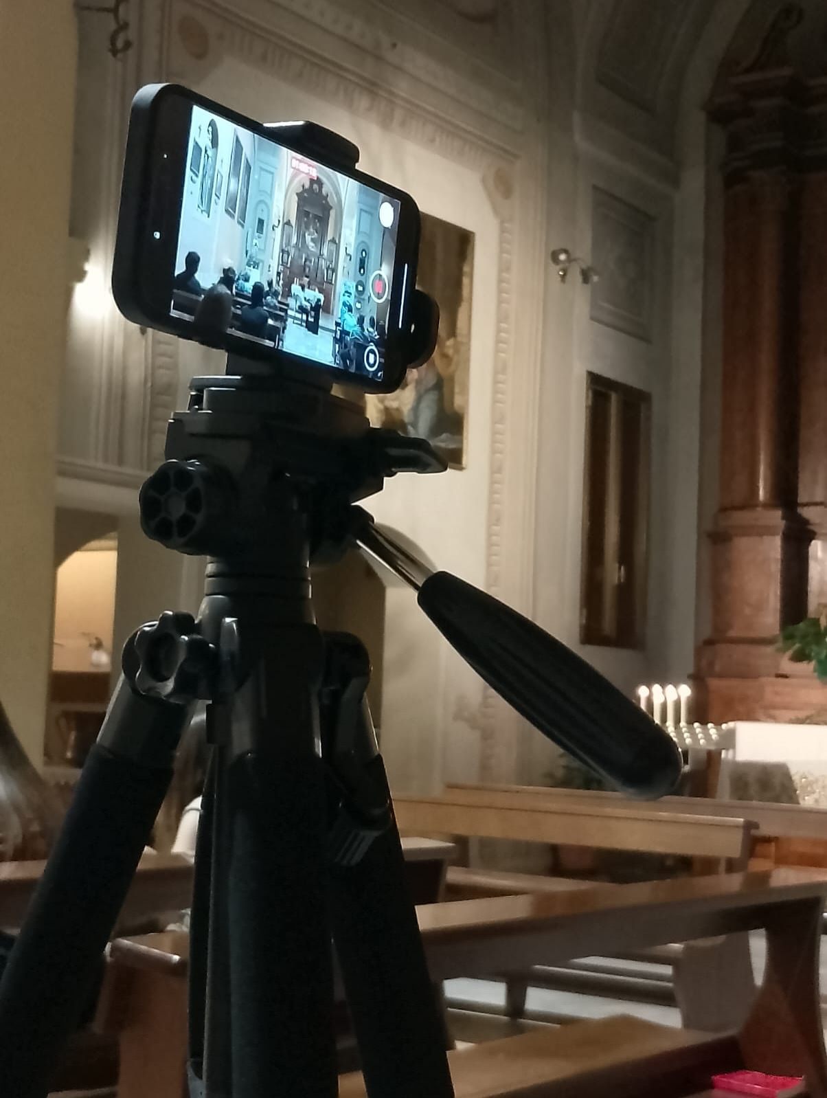 7 giugno – Concerto con grande successo alla Chiesa dei Frati Cappuccini di Imola
Sabato 7 giugno si è tenuto con enorme successo il concerto di Diego Melfi e Andrei Makarov, due musicisti di livello internazionale che hanno incantato il pubblico con un raffinato programma comprendente opere di Giuliani, Mertz, Mozart, Chopin e Ravel.
Momento di grande emozione è stato l’intervento straordinario della giovanissima violinista Sara Polmoni, 9 anni, che ha eseguito con grazia e sensibilità l’“Introduzione e Polonaise” di Carl Bohm. Una vera promessa, già premiata al concorso GiovanissimiSuoni di Monterenzio, che ha regalato al pubblico imolese un ricordo indelebile.
Un sentito ringraziamento a Padre Attilio per la generosa accoglienza, a Ekaterina Chebotareva per la presentazione della serata e a Silvia Salvi, docente di Sara, per aver coltivato con dedizione e competenza questo talento straordinario.
📍 Chiesa dei Frati Cappuccini – via Villa Clelia 16, Imola
#galamusicfestival #concertimola #musicaclassica2025 #diegomelfi #andreimakarov #sarapolmoni #giovanissimisuoni #musicaimola #chiesacappuccini #eventiemiliaromagna #musicaliveitalia #musicaemozioni #musicaclassicaitalia #imola #evento #musica