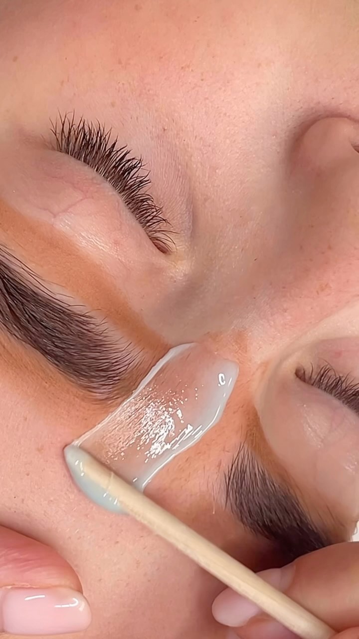 ✨ It’s never just a brow wax
Before we even begin shaping, your skin gets my full attention:
🧼 I cleanse the area thoroughly
🛡️ Apply a barrier (I use Second Skin by @saintandserenity) to add an extra layer of protection
🔥 Then I choose either soft or hard wax, depending on your skin type and sensitivity
Why all this prep?
Because healthy skin = better brow results
The barrier helps prevent irritation and redness, while the right wax choice ensures comfort and precision
It’s all about creating beautiful brows without compromising your skin 💫
#browwaxuk #browtechuk #browcare #skinfirstbrows #gentlebrowwax #browprep #browartistdevon #newtonabbotbrows #kingsteigntonbeauty #browswithcare #saintsandserenity #browwaxingexpert #eyebrowwaxinguk