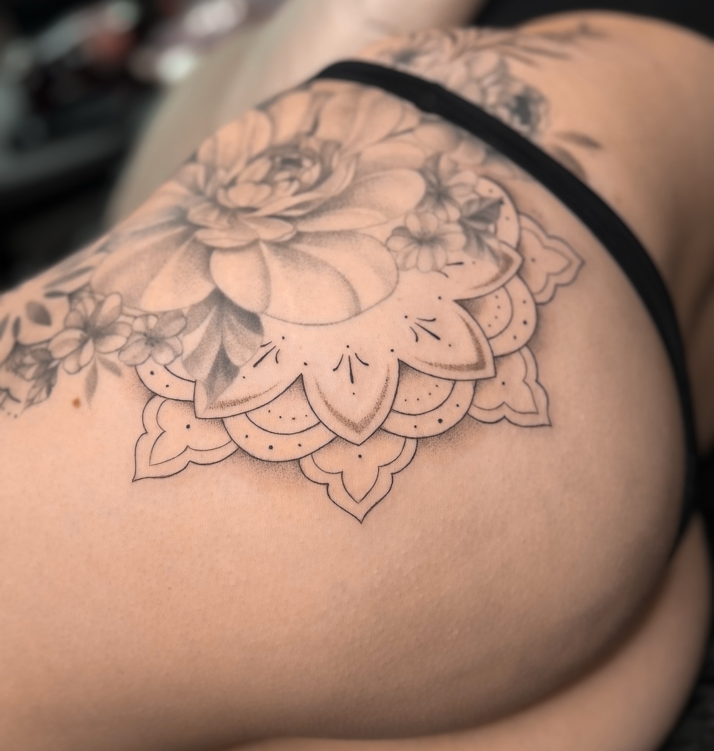 Feine Linien & feminine Energie – gestochen von Alena.
Buche jetzt deinen Termin! 🌸🖋️
#finelinetattoo #mandalatattoo #femininetattoo #microtattoo #minitattoo #smalltattoo #delicatetattoo #floraltattoo #tattooinspiration #tattooart #tattooberlin #berlintattoo #berlintattooartist #berlintattoostudio #finelinetattooberlin #frauentätowiererin #femaletattooartist #lineworktattoo #microrealism #tinytattoo #tattooedwomen #tattooaesthetic #berlinink #inkedgirls