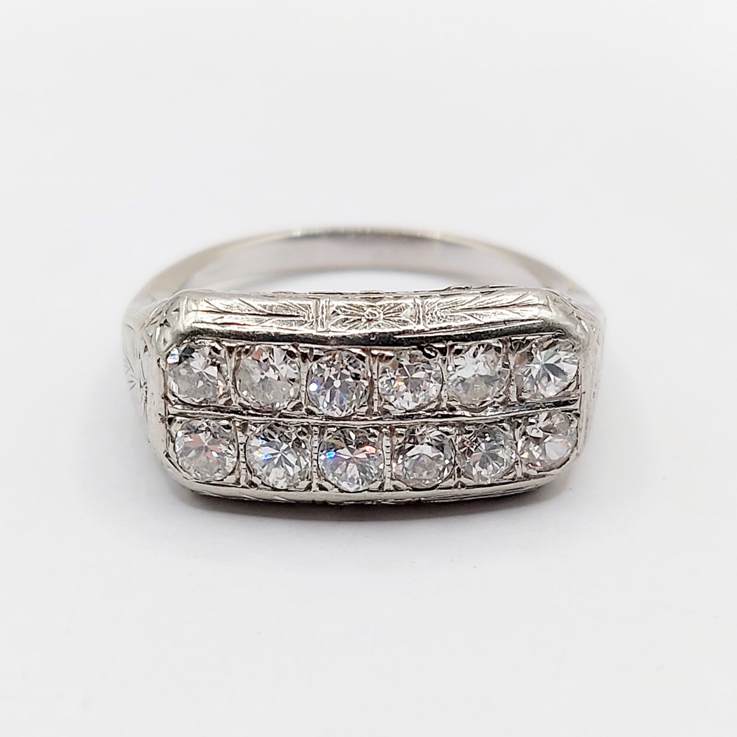 /// SOLD /// French Art deco tank ring 18k white gold set with a 0.95 carat of old cut diamonds in a finely chiseled setting (circa 1940)
PRICE : 900€ free shipping
Magnificent and rare French Art Deco goldsmith work
Size: 52 FR / 6 US
Weight: 3.89 g
Diamond size (x12): approximately 2.8 mm (estimated at 0.95 carats in total)
PLEASE NOTE: 2 of the diamonds have a chip (under the prongs: probably due to the setting)
Head width: 9.3 mm
Micro-scratches from use
Owl hallmark (French hallmarks)
#frenchjewelry #diamond #diamondring #antiquering #victorian #victorianring #marquisering #augustusjewels #vintagering #daisyring #daimondhaloring #oldminecut #oldminecutdiamond #tankring