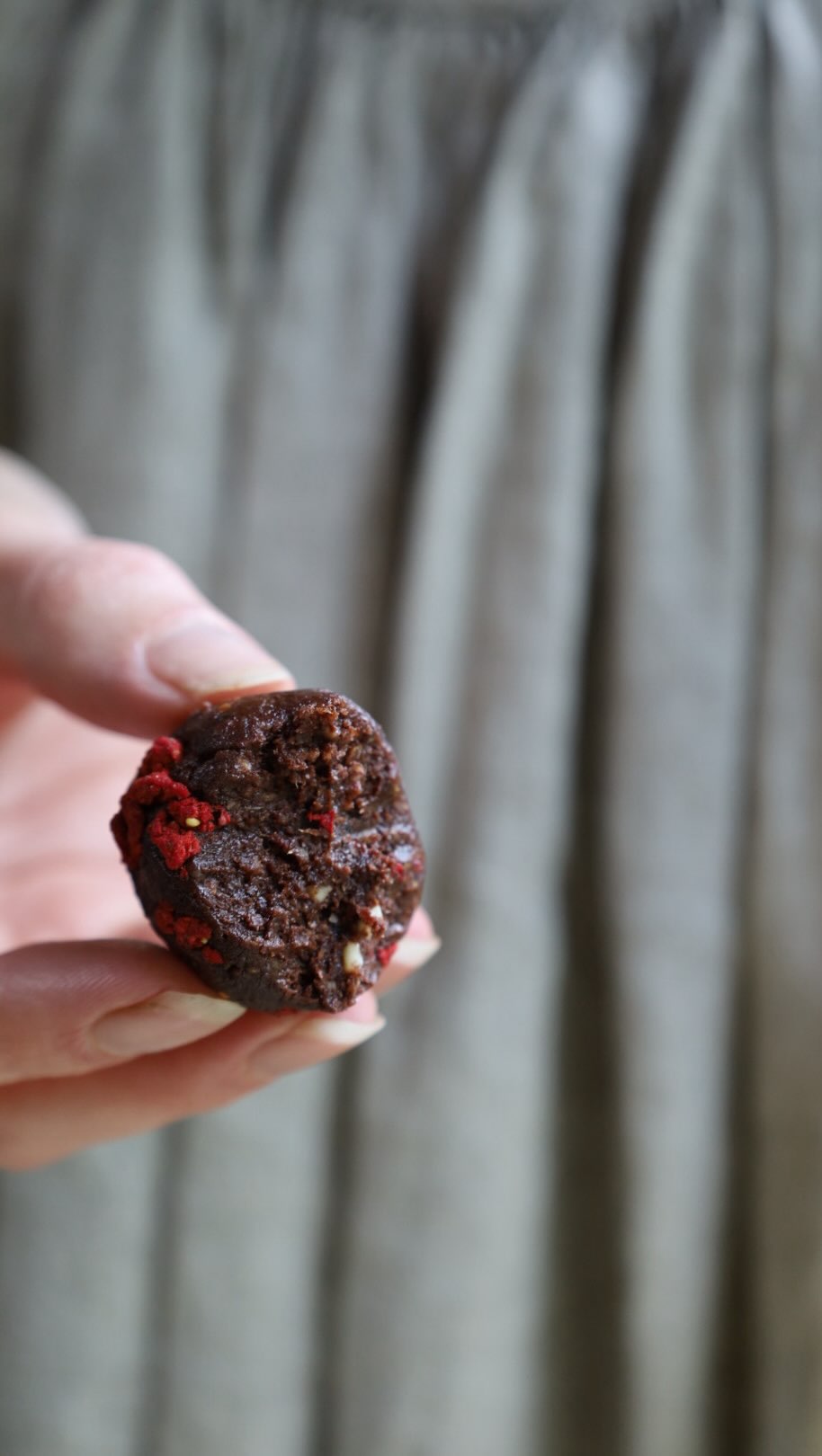 Did you know?
These Strawberry + Chocolate Brownie Bites are ridiculously easy to make, they are so delicious and healthy and will contribute to your overall wellbeing. Make a big batch and you can thank me later.
More info and the recipe is on my blog.
#healthysnacks #healthyeating #healthyliving #plantbasedrecipes #recipedeveloper #foodreels #gesunderezepte #foodblogger #gesundessen