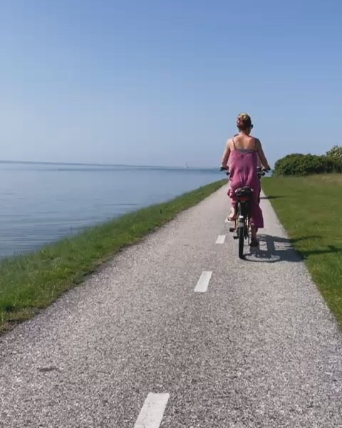 OoooeeeeROL dag 2!
Dat was weer een lekker dagje, zo op West Terschelling. 😎😎😎😎
Een aantal lange sets gespeeld, mét publieksparticipatie en ook nog even meegezongen met @mooiweeropstraat bij @onderdepannen_ Als afsluiter weer lekker gegeten bij @puravidafoodbar in Midsland.
Nu gaan de pootjes weer omhoog, morgen beginnen we met een privé optreden voor een leuke groep en is ‘t alweer onze laatste dag op dit heerlijke eiland! 🏝️ Wil je nog komen luisteren? Houdt onze socials in de gaten, we laten morgen weten waar we spelen…
Liefs van ons!
@oerolterschelling #weloveit #oerol #oerol2025 #dmmdw #ivyvocals #vocalgroup #meerstemmig #zang #sing #closeharmony #straattheater #kwartet #lente2025 #terschelling #oerolterschelling