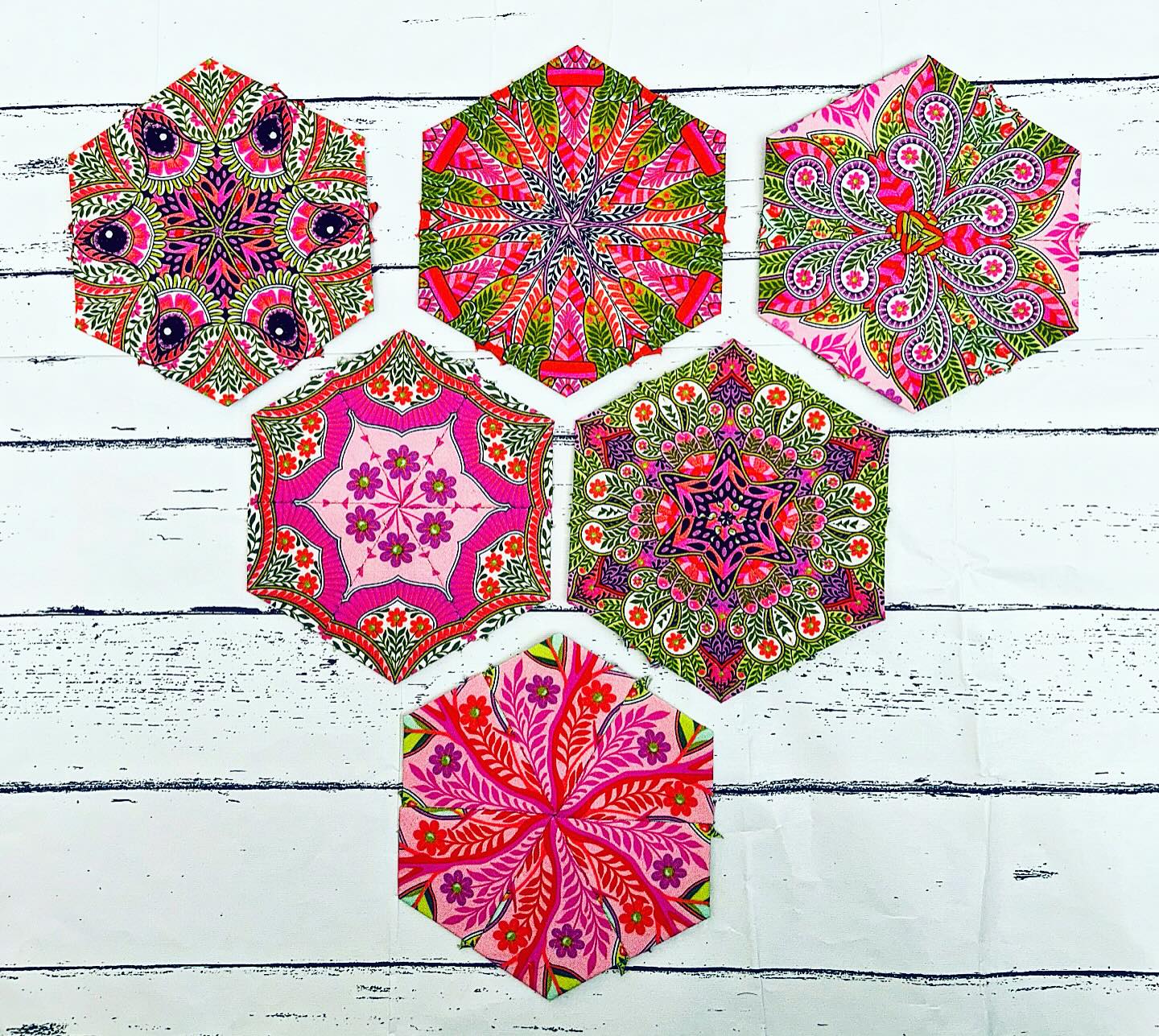 One fabric, endless possibilities!
Absolutely LOVING Hootie Patootie in Honey from Fullmoon Forest II by @tulapink ❤️🌈
#tulapink #tulapinkfabric #fabriclove #sewtherainbow #tulatroops #epp #eppeverywhere #fussycutting #fussycut #handstitched #handstitching #aurifilthread #aurifil #quiltblock #quiltproject #stitching #sewing #englishpaperpiecing #handsewn #handsewing #stars #greatbritishquilter #wip #quiltingismytherapy #sewcreative #quilt #makersgonnamake #noscrapleftbehind #wipwednesday #hexielove