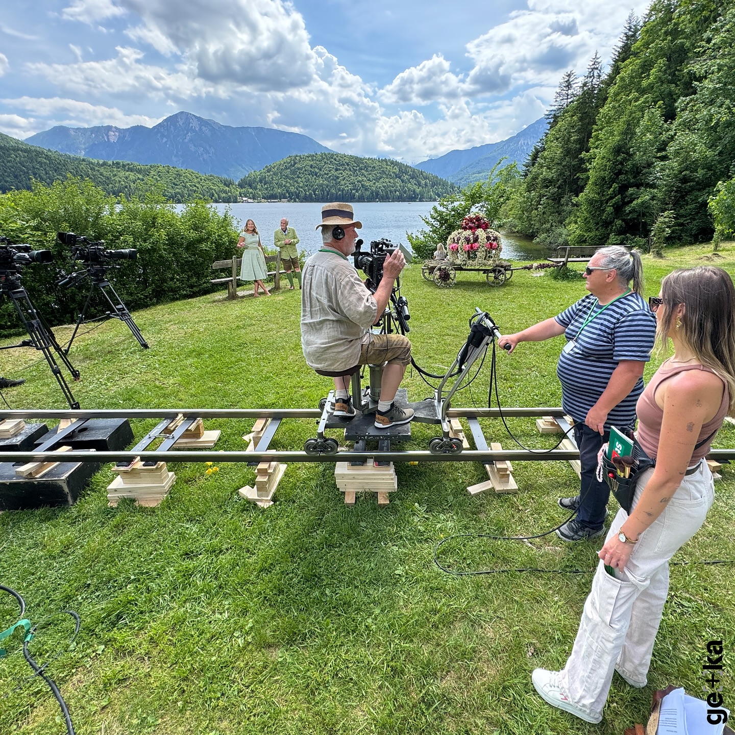 Das Narzissenfest 2025 – bei Traumwetter in Altaussee!
Ein Highlight mit beeindruckenden Figuren und bester Stimmung.
📺 Heute, 9. Juni | 15:55 | ORF 2
📲 Oder jederzeit auf ORF ON zum Nachsehen
#narzissenfest #altaussee #orf #narzissenblumen #narzissen #tradition #fernsehen #television #broadcast #gekafilm