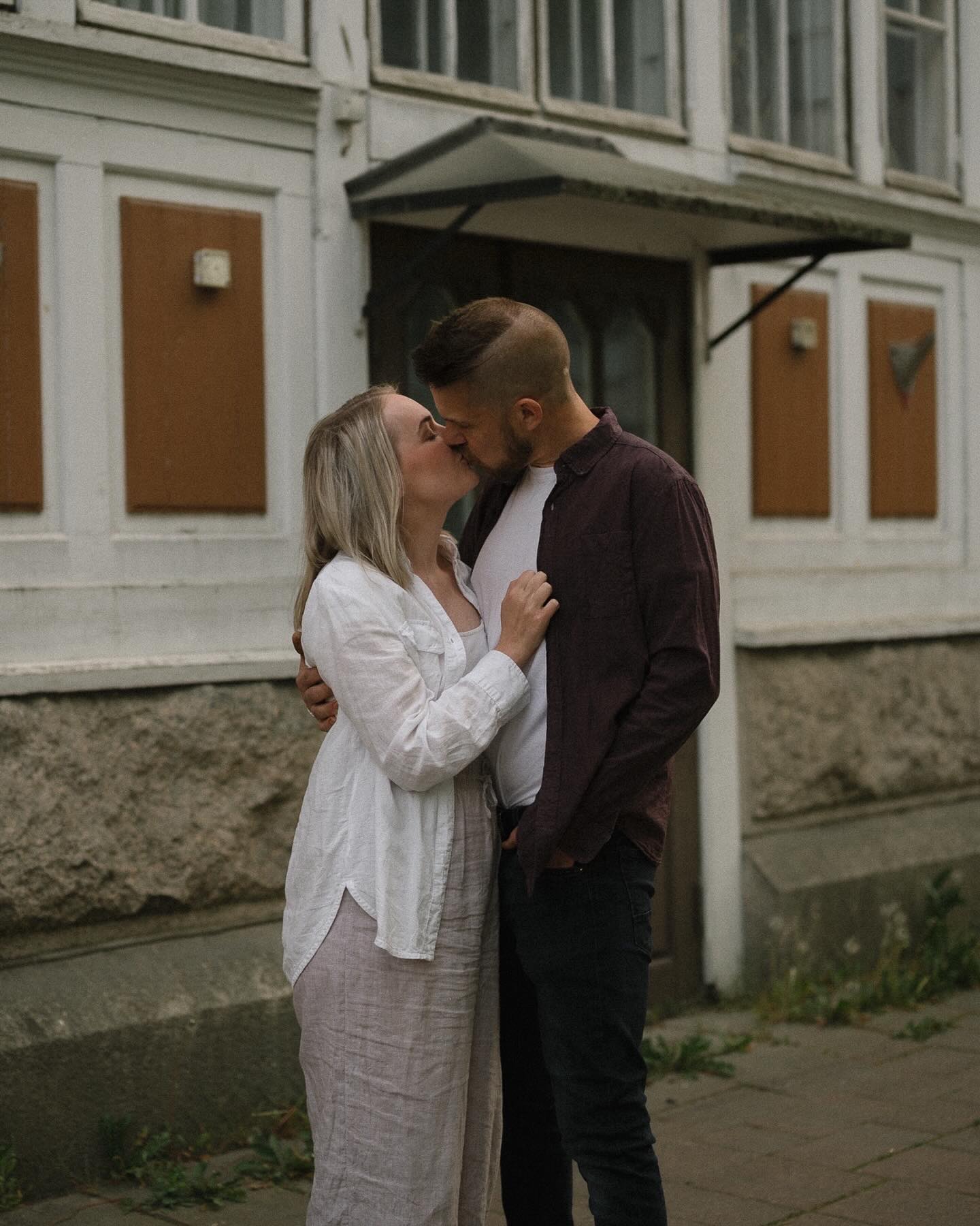 Okei kamoooon Salon kaupunki ja HE!! 🤌🏻😮💨
Huutelin täällä hetki sitten, että haluaisin löytää kaupunkikuvauksiin mallit ja mä löysin. Ja saatiin toteutettua just sellasta kuvaa mitä visioin. Mikä onni, että päätin toteuttaa nää kuvaukset Salossa, koska hei vitsi tämäkin kaupunki on täynnä aivan upeita rakennuksia ja spotteja!
Pariskunnat — tää on merkki teille! Menkää kuviin, koska oishan näitä kuvia nyt siisti joskus kiikkustuolissa selata. 🥹❤️
#parikuva #parikuvausmiljöössä #parikuvaus #parikuvaussalo #parikuvausturku #salo #visitsalo #salonkaupunki #naisyrittäjät #valokuvaajanaiset #valokuvaajasalo #valokuvaajaturku