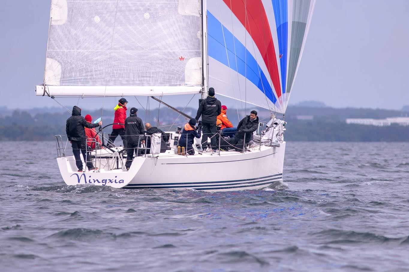 Ne haftaydı ama!
06-08 Haziran 2025 tarihleri arasında Haderslev, Danimarka’da🇩🇰 gerçekleştirilen @xyachting Gold Cup’a @vmg_sailing_team , @madxsailingteam , @dogu_kan_demir , @izzetgocmenoglu işbirliği ile Code-Zero yarış ekibi olarak katıldık.
İnanılmaz bir coğrafyada, başarılı yarışlar geçirdik. Kiraladığımız teknede yaşadığımız aksilikler nedeni ile istediğimiz yerde bitiremesek de yarışı lansmanı yeni yapılan ve bu senenin en merak edilen teknesi XR-41’lere karşı başa baş mücadele ettik.
Her zaman, her denizde birlikte olmaktan keyif alan ekibimiz hem tecrübe kazandı hem de ülkemizi başarı ile temsil etti.
@dogu_kan_demir ve @izzetgocmenoglu ile beraber projelerimiz büyüyerek devam edecek. Takipte kalın.
The Team:
@gulekismail
@ferzentbucak
@nuurrcin
@burcubaki_bb
@ilkaykopan
@asenaakocogluu
@cenkbogatur
@coratography
@dogu_kan_demir
@izzetgocmenoglu