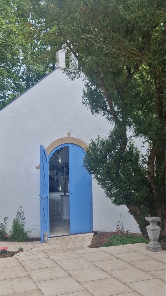 Massive congratulations to Sarah and Gemma! We had the pleasure of providing our luxurious wisteria trees throughout the day and a sensational bit of entertainment, our magic mirror, on the night. Here is a peek at our early parts of the day and the ceremony with more to come.
For those who are wondering, the elephant is called Margot
Ice cream by @icecyclesweddings
Singer @jodiefitz6
Photography and videography on the day @ryan_ether_photography
Venue @woodhillhall
And last but not least the amazing celebrant that is... @northeastcelebrant
#greekwedding #northeastwedding #wisteriawedding #wisteriadecor #greendecor #greenwedding #weddinginspo #weddingstyling #weddingdecor #cutewedding