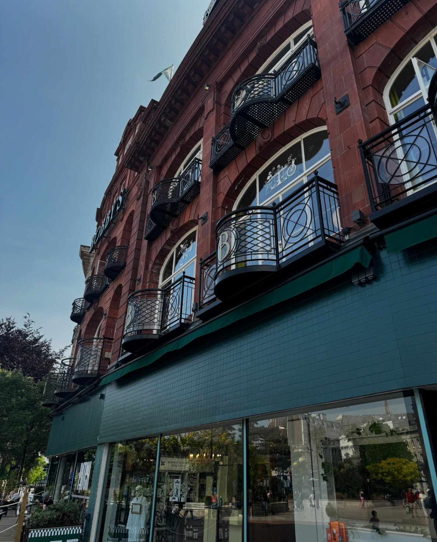 Lots of building progress throughout May! 🔨
The tiling along the band of the building is now complete, with only the columns and underside tiling left to finish over the next couple of weeks.
Over on the 60s façade, the Kiwi team are hard at work installing the boarding in preparation for tiling, making sure everything blends seamlessly with the rest of the building.
The new @thebotanistuk sign has also been installed!
A big thank you to our construction teams, Kiwi and Spetisbury. We’re nearly there and we’re so excited!