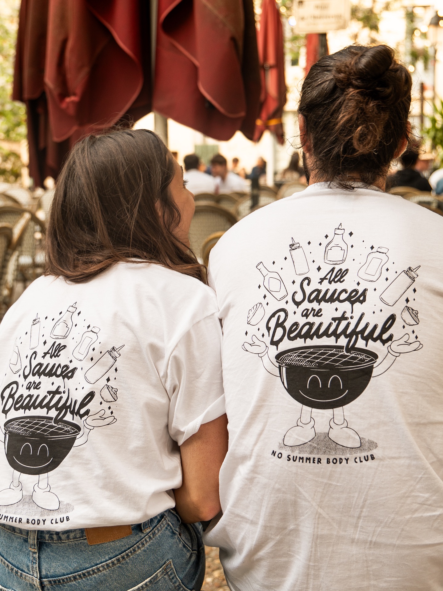 🌶️ No Summer Body Club 2025 🫑
Une arrivée aussi tardive que le soleil ce printemps mais il est bien là !
Cette année on célèbre la sauce, toutes les sauces ! Y’en a pour tout les goûts !
Dispo sur luckylucien.com !
🖨️ Impression Coeur et Dos
Sérigraphie artisanale
T-shirt Russel 180gr
🚚 Expédition des commandes le 10 juin
📷 : par @studio.maoliz
#nosummerbodyclub #apparel #serigraphie #screenprinting
#lettrage #lettering #handlettering #illustration #handtype #artdesign #graphicdesign #custom