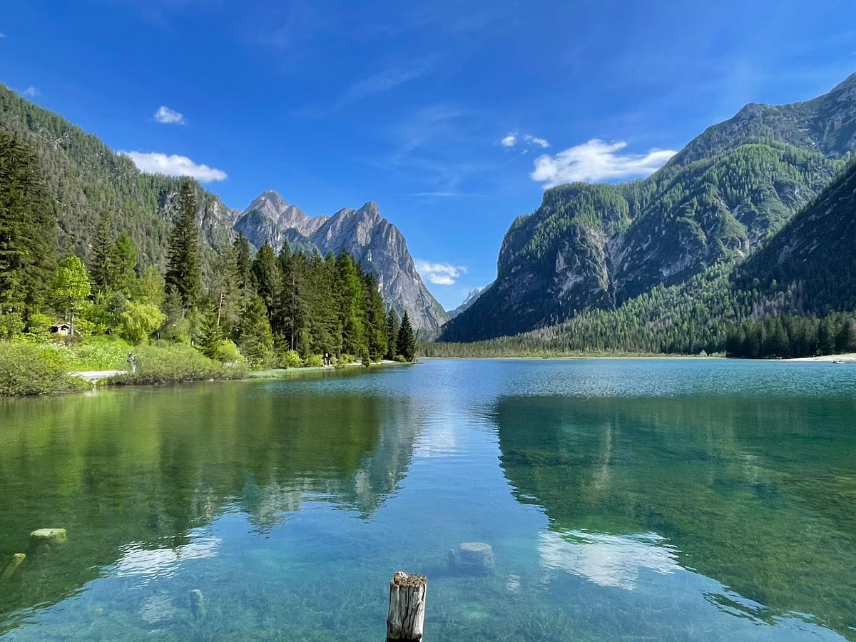 Um lugar desses nem precisa de legenda, né? 😍🤩
A Nathalia, Mariana e a família estiveram nas Dolomitas, norte da Italia e fica a dica de destino pra quem busca natureza, descanso, aventura, trilhas e paisagens de tirar o fôlego! 😉
Pra quem quiser saber mais, é só escrever pra gente! #utopicosmundoafora #dolomitas #italia #eurotrip