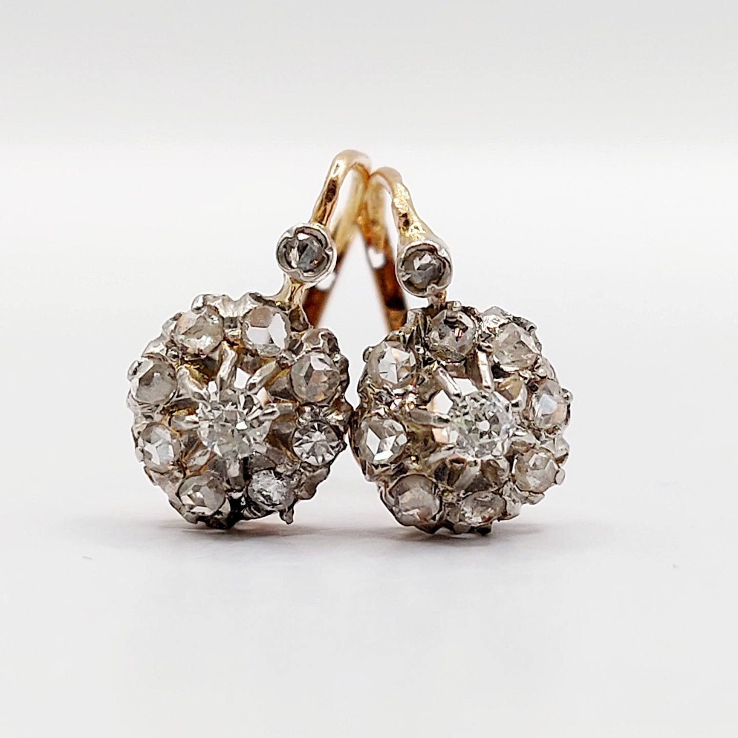 /// SOLD /// French antique sleepers earrings 18k rose gold and platinum forming a daisy set with old cut diamonds surrounded by rose cut diamonds (circa 1900) dormeuses
PRICE : 990€
Magnificent and rare antique French work
Size: 13 x 8 mm (note: small size)
Weight: 2.81 g
Main diamond size: approximately 2.5 mm
Micro-scratches from use and small chips on the stones
One of the rose-cut diamonds has been replaced with an old-cut diamond
Partial eagle's head hallmark almost completely erased and traces of a goldsmith's hallmark (French hallmarks)
#diamondearrings #oldminecutdiamond #diamondsleepers #diamondleverback #leverbackearrings #leverbackearrings #dormeuses #trempleuse #bouclesdoreilles #bouclesdoreillesdiamant #diamant #diamond #antiquediamondearrings #dormeuse #dormeuses