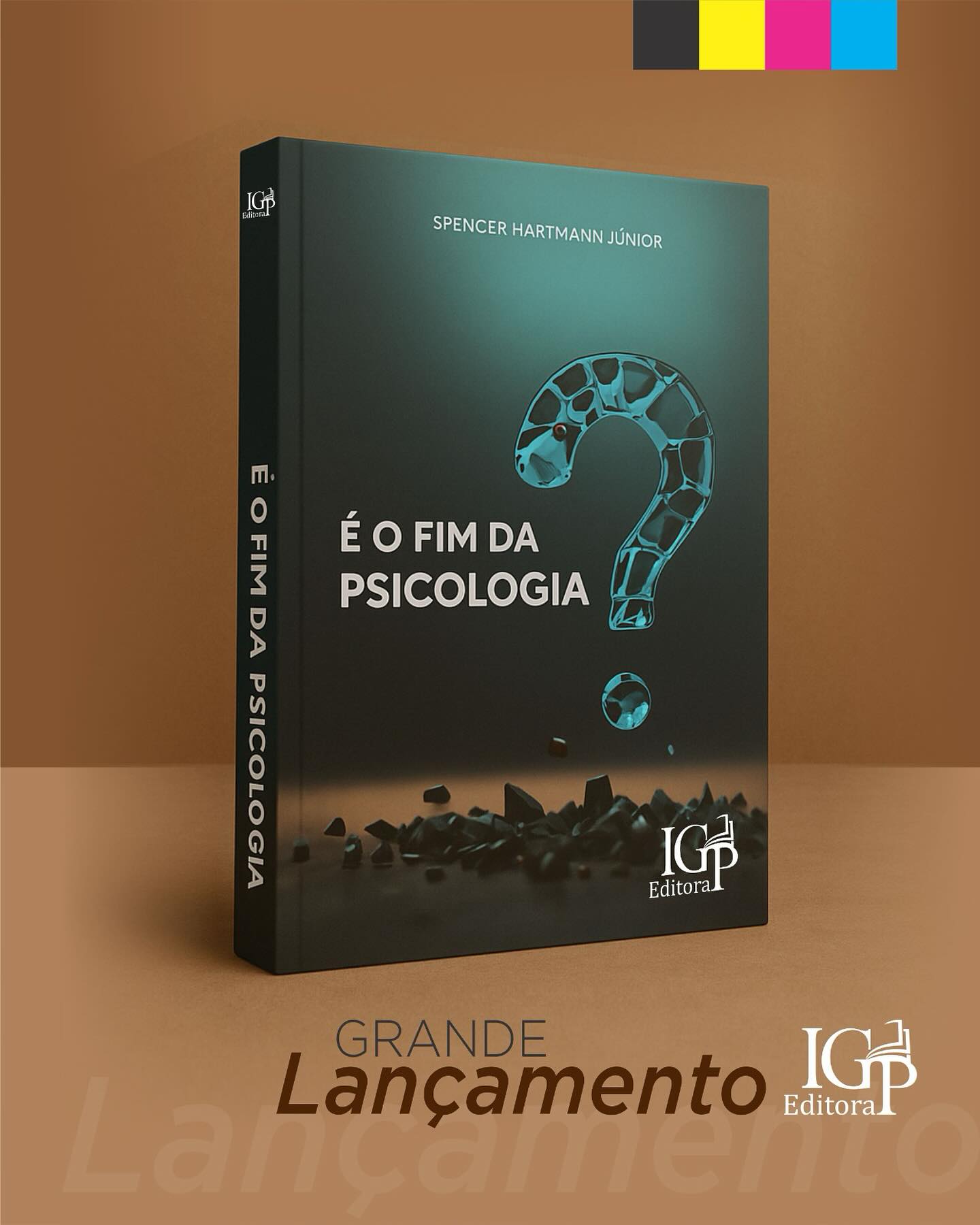 Livro É o fim da Psicologia? Autor: Dr Spencer Hartmann Júnior
O texto introduz ideias do filósofo Jean Baudrillard sobre o fim das grandes expectativas da modernidade, como a história, a utopia e o sujeito, sugerindo que as novas esperanças são apenas consolos ilusórios. A partir disso, apresenta o livro de Spencer Hartmann Júnior, que critica as “Novas Psicologias” por não compreenderem verdadeiramente o ser humano. Sua análise está ligada ao neoliberalismo, visto não como mera renovação do liberalismo clássico, mas como um novo modo de subjetivação, marcado por hiperindividualismo, desempenho e consumo.
Spencer defende que o neoliberalismo promove um individualismo patológico, com a busca incessante por uma felicidade baseada no consumo e no bem-estar, abandonando valores coletivos. Ele também denuncia a ascensão de uma moral cínica, em que as pessoas agem conscientemente de forma vazia, sem buscar valores autênticos. Escrito em estilo ensaístico refinado, o livro é, ao mesmo tempo, uma denúncia do desaparecimento de um certo ideal de humanidade e um anúncio esperançoso de reencontro com o outro. #editoraigp #psicologia #academiapernambucanadeletras