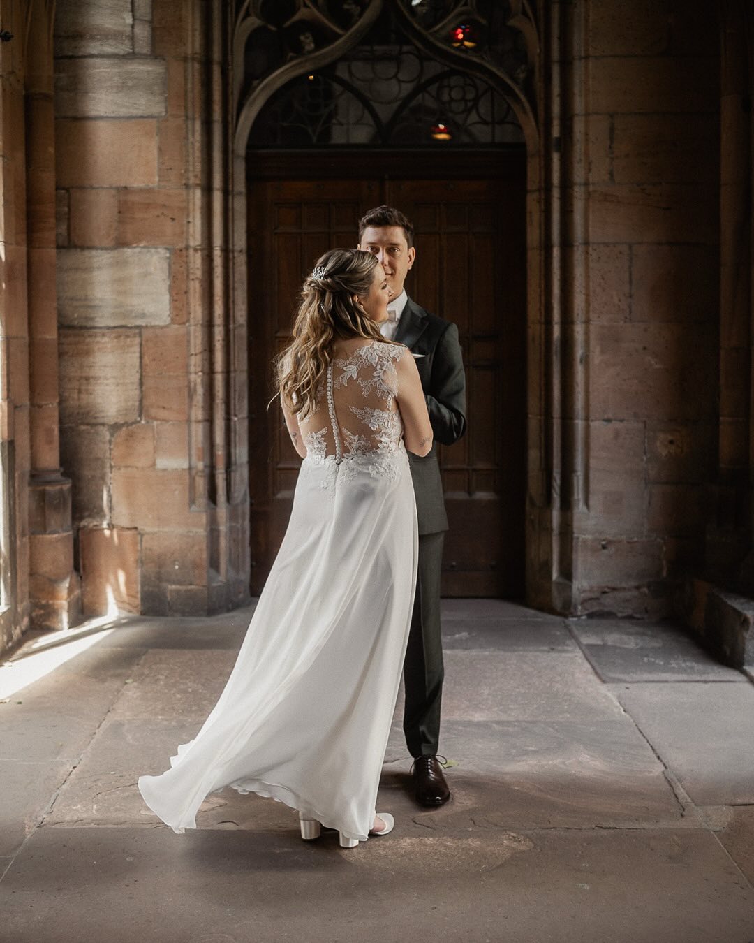 Ich muss zugeben: Ich bin ein großer Fan von persönlichen Worten am Hochzeitstag. Ob in Form eines Briefes beim Getting Ready oder First Look,6 oder persönliche Worte während der Trauung, wenn alle Liebsten zuhören und mitweinen können.
Denn genau darum geht’s doch, oder? Sich noch einmal bewusst zu machen, was man am anderen so sehr liebt, warum man sich für diese Person entschieden hat und was diese Liebe so besonders macht.
Anja & Adi haben genau das getan – und dadurch wurde ihr First Look noch emotionaler und bedeutungsvoller.
Aber eigentlich war der ganze Tag einfach perfekt: so viel Liebe, Freude, emotionale Reden, eine ausgelassene Stimmung, ein magischer Sonnenuntergang –
und eine glückliche Fotografin, die kurz vor Schluss vom Tischnachbarn noch mit Rotwein überschüttet wurde, von Kopf bis Schoß. 🍷😅🥳
Dress: @brautmodedolcevita
Suit: @faade.ch
Styling & Make-Up: @laura_schaub_makeup_and_hair
Flowers & Decoration: @fleuriiska
Location: @turbinenhaus
•
•
•
•
•
•
#schweizerhochzeit #hochzeitsreportage #schweizerhochzeitsfotograf #schweizerhochzeitsfotografin #hochzeitsbilder #hochzeitsfotos #heiraten2026 #heirateninderschweiz2025 #hochzeitsbilder #bridetobe2025 #heiraten2025 #weddingphotographer #weddingswitzerland #heirateninderschweiz #hochzeitsfotografin #swisswedding #swissweddingphotographer