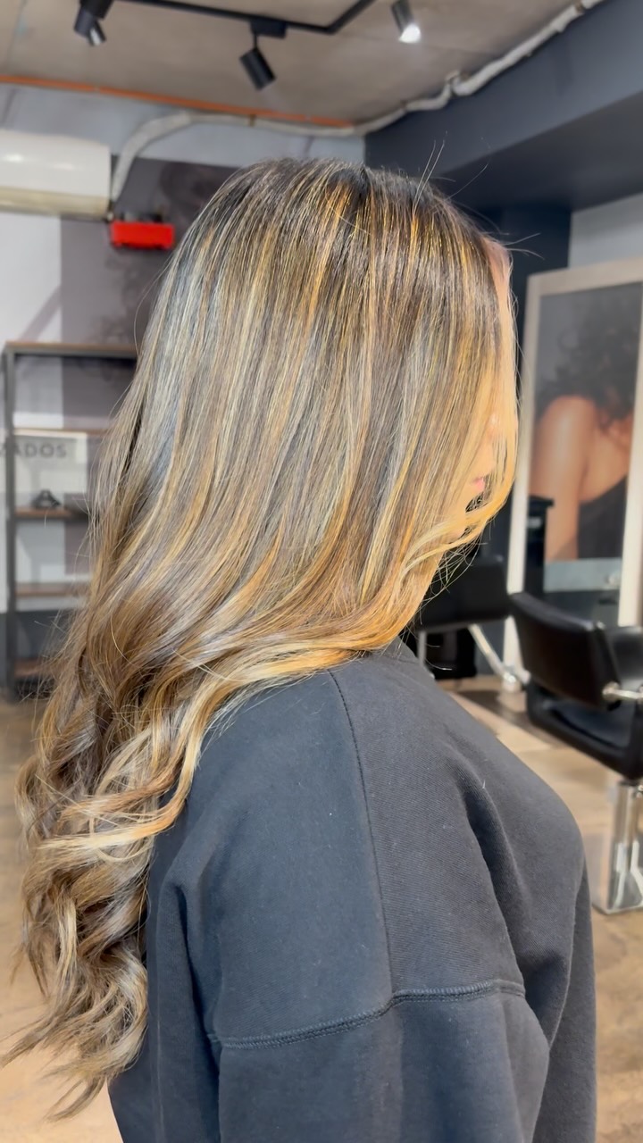 Horas disponibles para la próxima semana Chikis! Recuerda que si tienes dudas puedes agendar un diagnóstico y te ayudamos, son gratuitos♥️
Nos encuentras en Carlos Antúnez 2015, esquina Pedro de Valdivia, metro Pedro de Valdivia ✨
.
.
.
#babylight #balayage #rubias #blondgirl #hairstyles #rubia #salonbangs #redken #k18results