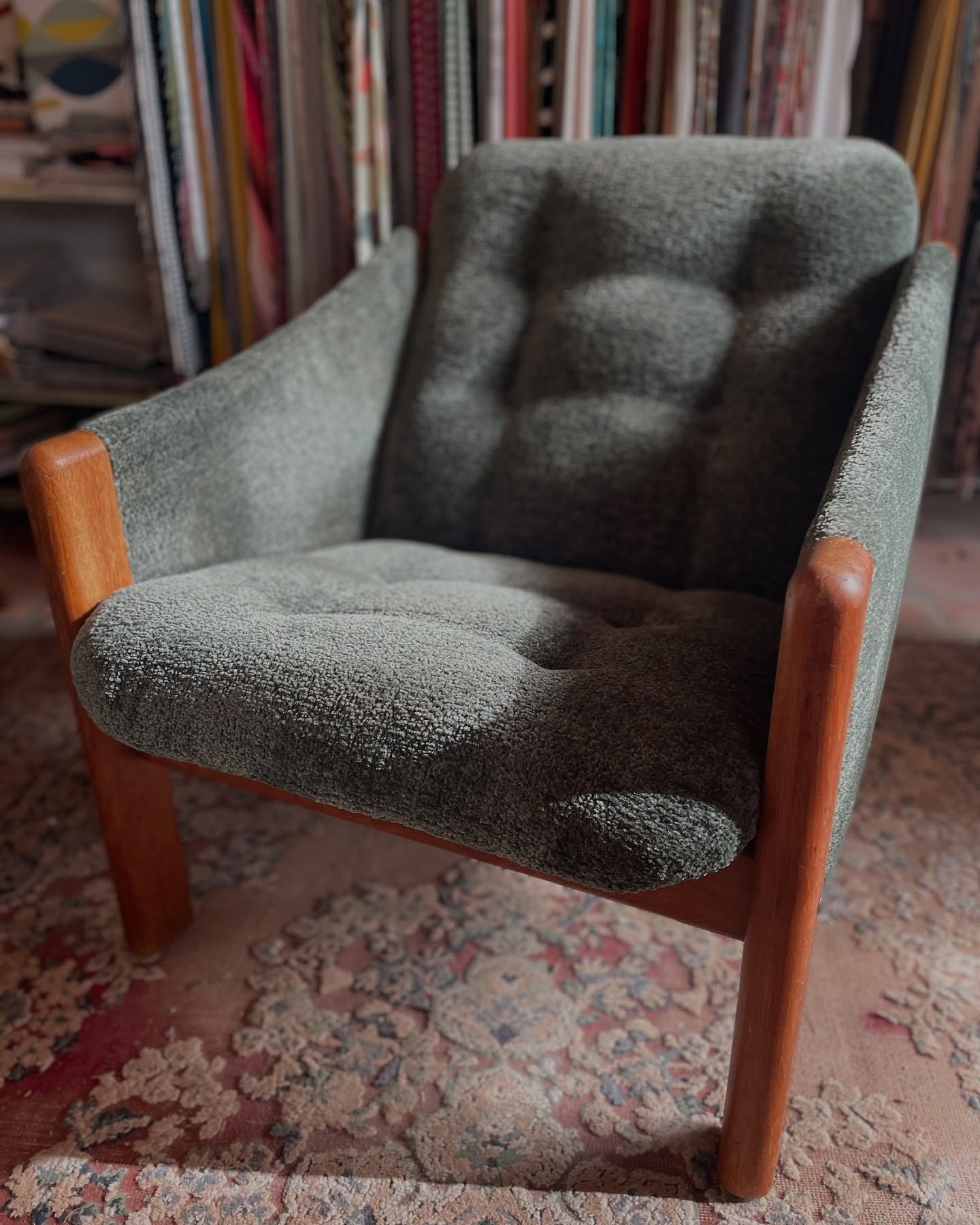 Fauteuil original🤩 danois 🇩🇰de la manufacture Domino MØbler,.
Ce fauteuil a été chiné par des clients ayant l’👀.
Il date des années 70/80 et a été recouvert 🪡🧵d’une bouclette de la maison @windexclusivedesign.
L’assise, a été elle aussi refaite ⚒️
#Tapissiergarnisseur #tapissierdameublement #tapissierdecorateur #tapissiere #tapisserie #decointerieure #artisanatfrancais #windexclusivedesign #fauteuildanois #fauteuilscandinave #dominomobler #upcycling #tissuaddict #contisplage #contis #saintjulienenborn #cotelandesnature #paysdeborn #cotedargent #mimizan #litetmixe #castets #viellesaintgirons #cotelandaise
