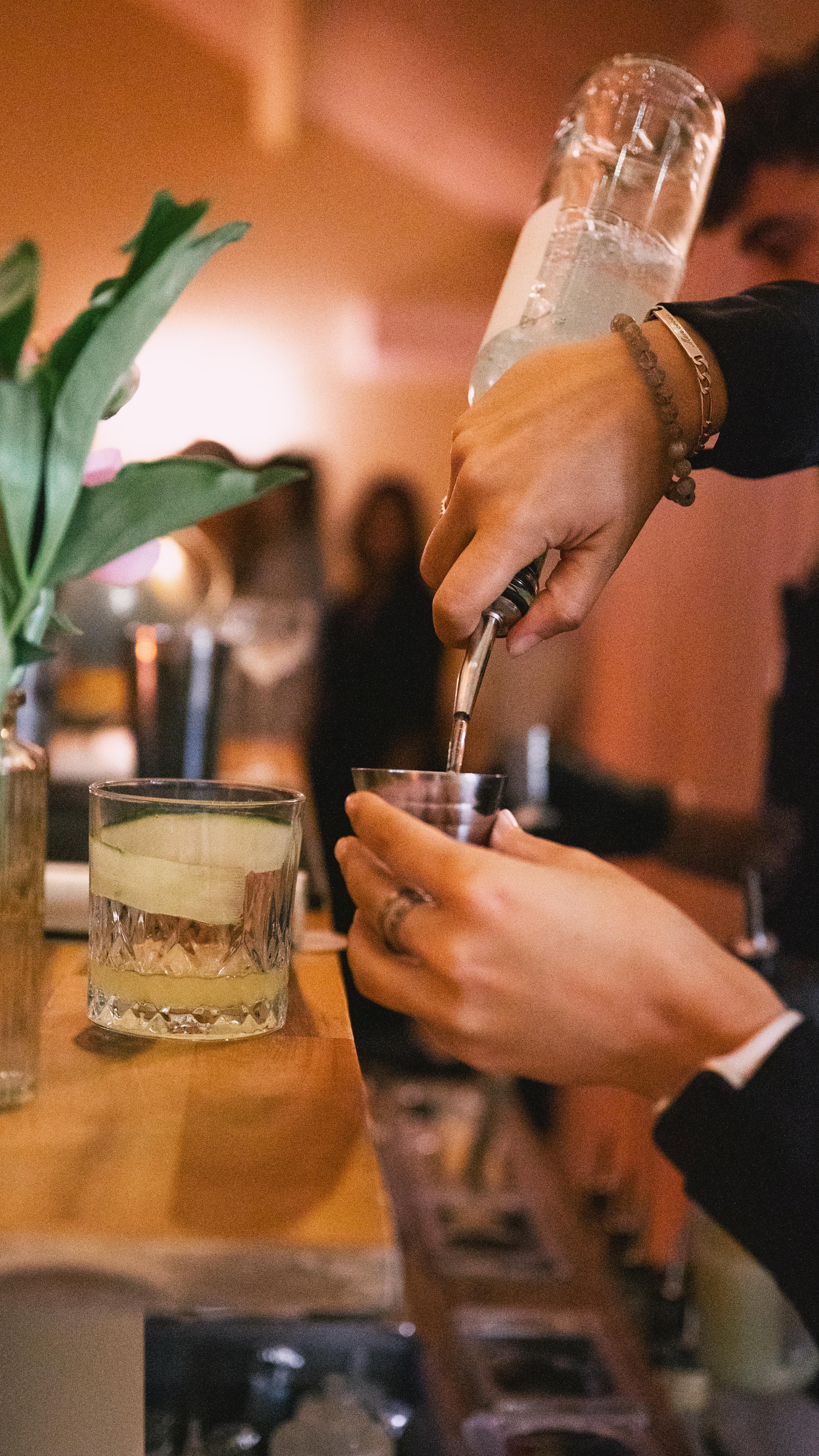 Retour en photos de cette magnifique soirée prestataires organisée par @aubergedelatreille.avignon ✨
Lustres : @mathieulustrerie
Décoration et tente : @oravis_location
Traiteur : @lavallerguetraiteur
Traiteur : @helentraiteur
Traiteur : @pistouetromarintraiteur
Traiteur : Meffre Traiteur
Vin : @domaine_chaume_arnaud
Champagne : @champagnemarteaux_olivier
Bar à jus : @kookabarra_juice
Bar à cocktail : @joysevent_
Bar à spiritueux : @distillerie_manguin
Agence événementielle : @agence.po
DJ : @roccobonazza
DJ : @patsbydj
Groupe de musique : @abraco_nova
Photographe : @annabelle_photographe
Vidéaste : @zshotweddings
#hotel#luxe#suddelafrance#avignon#événement#évènementiel#cocktails#bar#baracocktails#teambulding#traiteur#food#drinks