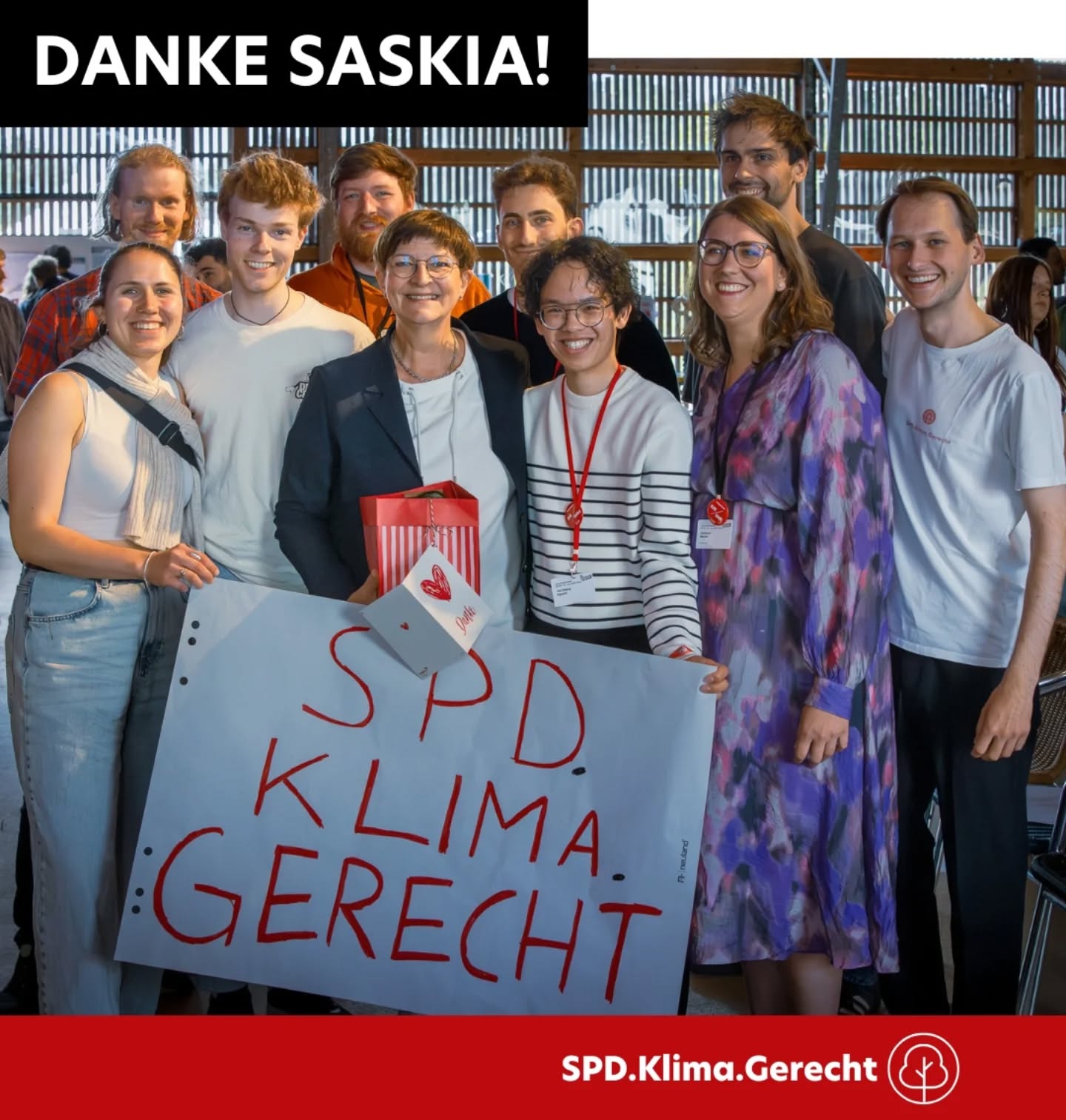 Liebe @saskiaesken
Beim Küstencamp der @jusos konnten wir uns nun auch persönlich bei dir und deiner Arbeit würdevoll bedanken und dich nach deinem #Abschied als Parteivorsitzende der @spdde nach 6 Jahren offiziell verabschieden 🫶👏.
Denn es geht Ära zu Ende, die für viele von uns in der Partei, insbesondere aber bei SPD.Klima.Gerecht, viel Raum für Dialog und Auseinandersetzung – und nicht zuletzt für gemeinsame Projekte – eröffnet hat. Du warst in deiner Zeit als Vorsitzende nie einfach nur „an der Spitze“ – du warst ansprechbar, ehrlich, kantig und menschlich ♥️.
Wir geben ehrlich zu: Wir waren nicht immer einer Meinung. Gerade in klimapolitischen Fragen hatten wir oft unterschiedliche Standpunkte. Doch was wir dir immer hoch angerechnet haben, ist: Wir haben gestritten und diskutiert, dabei hast du immer zugehört. Du hast den Dialog gesucht, auch wenn es unbequem wurde. Und das war nicht selbstverständlich 🤔
Besonders in Erinnerung bleibt uns der SPD-Klimadialog, den wir mit dir auf den Weg bringen konnten. Wir haben gezeigt, wie innerparteiliche Debatten auf Augenhöhe gelingen können: mit klaren Positionen, aber auch mit Respekt und Offenheit. Es war ein wichtiges Zeichen, dass Klimagerechtigkeit in unserer SPD Raum bekommt – und du hast dazu beigetragen, dass dieser Raum gewachsen ist 👍
Nach all den Jahren voller Stress und einem vollen Kalender an der Spitze gibt dir dein Rückzug aus dem Vorsitz nun hoffentlich mehr Zeit für eigene Projekte und Herzensanliegen – und für ein wenig Durchatmen 😅.
Wir freuen uns gleichzeitig, dass du uns als MdB erhalten bleibst. Dein politisches Engagement wird weiterhin gebraucht. Dein klarer Kompass und Einsatz für soziale Gerechtigkeit wird weiterhin gebraucht!!! ✊️🌹
Wir sind uns sicher: Unsere Wege werden sich wieder kreuzen, sei es im politischen Diskurs oder ganz privat. Denn wenn uns deine Amtszeit eines gelehrt hat, dann dies: Miteinander sprechen lohnt sich immer.
In diesem Sinne: Alles Gute für dich, liebe Saskia und bis dahin verbleiben wir
mit den besten solidarischen Grüßen 😊
Das Team von SPD.Klima.Gerecht e.V
©️ 📸: Leo Schneider / JuSos @theamazingschneidermann
#saskiaesken #spd