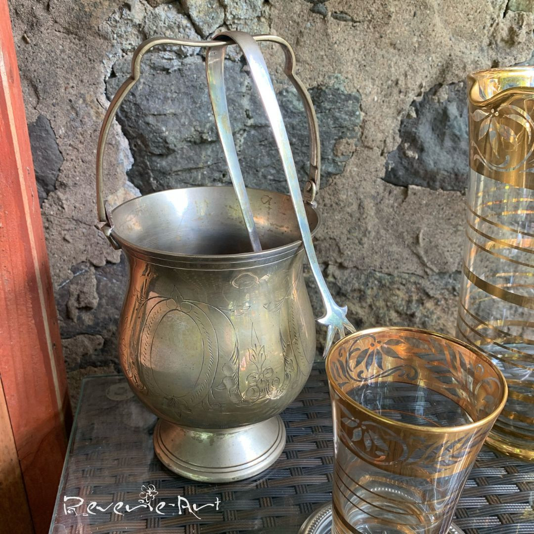 Upgrade your home bar with our Vintage Brass Ice Bucket with Tong! A perfect blend of style and functionality. Link in Bio #VintageDecor #HomeBar #BrassBucket