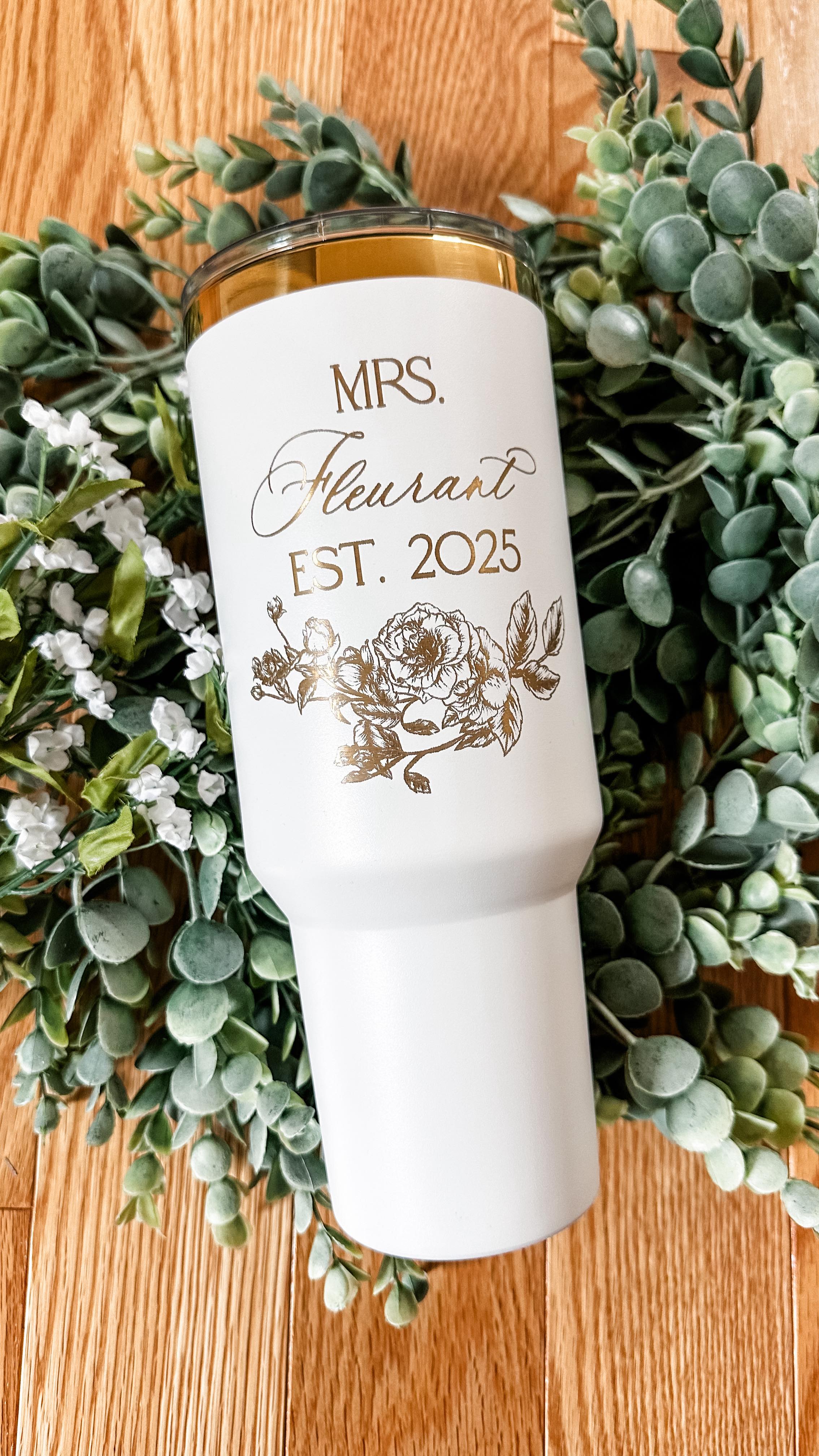 Bridal tumblers now available in the shop!✨
Choose between white or black 40oz gold plated tumblers. Make wedding planning a little sweeter with a cold drink in your hand!💗
#rotary #thundernova #thundernova51 #piburn #bridetobe #bridaltumbler #bridegift #personalizedtumbler #futuremrs #eventdecor #weddingdecor #acrylic #weddinggift #laserengraving #designhousebybrittany