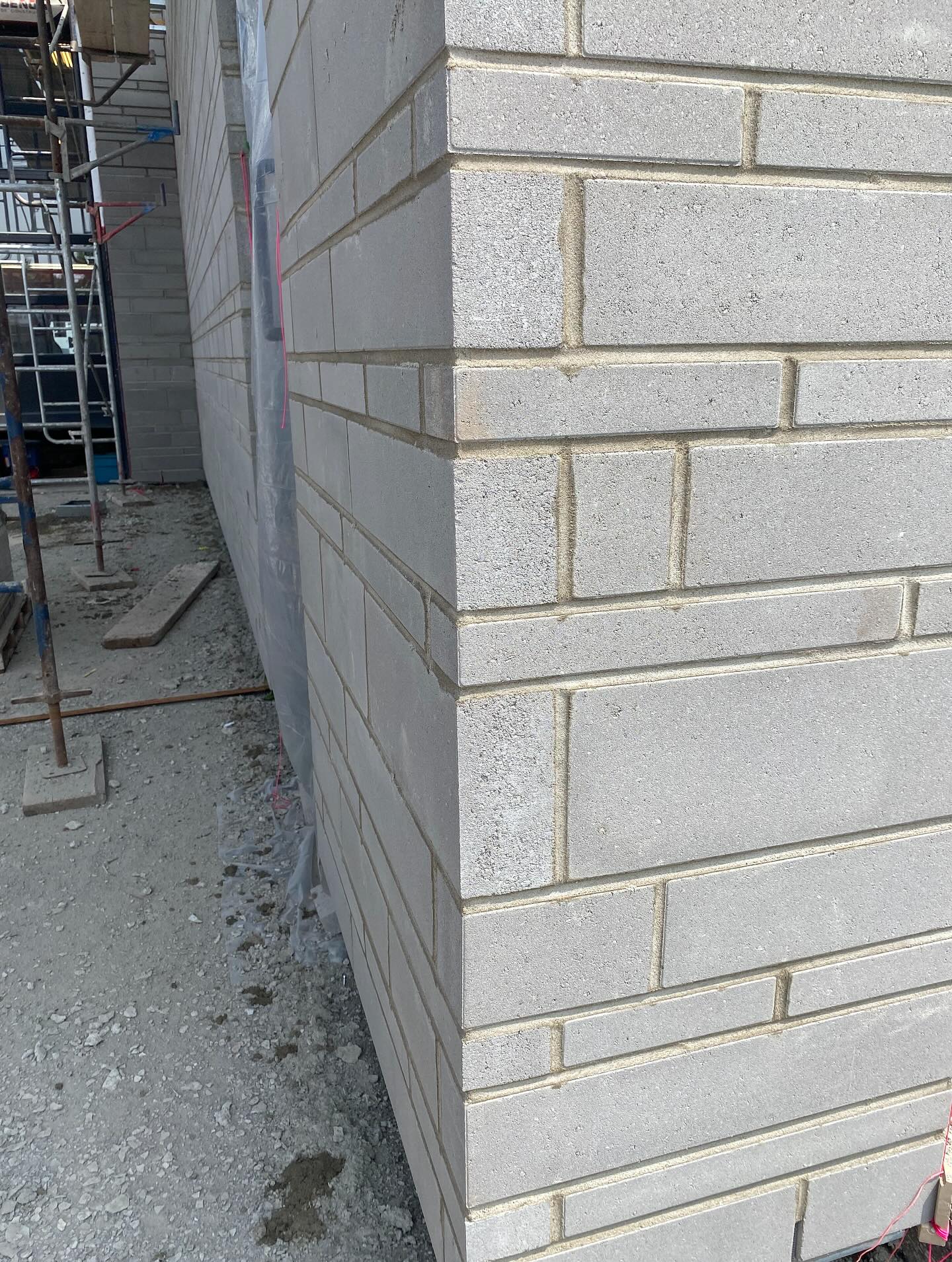 Maçonnerie de précision en action!
Chez Construction VCM, chaque mur que nous érigeons est un reflet de notre souci du détail, de notre rigueur et de notre fierté du travail bien fait.
✅ Pose droite et alignée
✅ Joint propre et uniforme
✅ Collaboration efficace entre les équipes
Merci à Alliage Maçonnerie pour l’exécution exemplaire. Le projet avance à grands pas! #constructionvcm #maçonnerie #entrepreneurgeneral #collaboration #brique