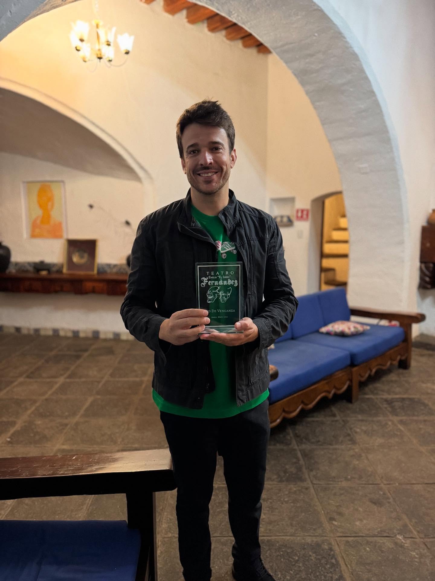 Fazer Teatro em um lugar tão histórico para os mexicanos me causou uma alegria imensa.
E muitas sensações.
No meio dos ensaios descobri que o lugar de onde início a peça, de onde digo o primeiro texto do meu primeiro projeto aqui no México, ali mesmo, a Frida pousou para ser pintada. Ali, a Frida se banhou. De verdade. É.
Fiquei meio atordoado quando soube disso.
Abobado mesmo.
¿En serio?, preguntaba con cara de bobo.
Não é todo dia que se pode trabalhar en el
Baño de Frida.
Sou extremamente agradecido pela forma respeitosa e carinhosa com a qual fui recebido pelos artistas e produtores mexicanos.
Coisa boa demais.
Um grande privilégio ser parte desse projeto, nesse lugar, com essas pessoas.
Entre dúvidas, sonrisas y angustias que permeiam o fechamento de um projeto, um ciclo, fico um sentimento mais concreto:
O Teatro continua sendo meu ligar favorito. 🫀🎭
¡Evoé!
¡Muchísimas gracias, compañeros Y compañeras! ✨
Temporada de Secretos y Travessuras
con la obra
SED DE VENGANZA
Texto y dirección: @ionecervantes
Producción: @moz.producciones
@adamactorteatro
@brenmontoyar
@canek_enriquez
@cesar.arturo
@gusmoura
@saragarciapazoficial
@paola.mozz
@robeto.cuevas
@carlosortizfotografo
@orlandochavira
@mael_esra
#teatro #casafuertedelindiofernández #mexico #actor #ator #actorbrasileño #ciudaddemexico #cdmx #mexicocity #cultura #art #arte