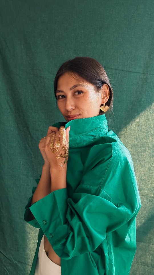 🎥 Plongée dans les coulisses colorées de la collection Ondulations !
Hier, c’était jour de shooting et… wahou 💚💜💖 quelle énergie, quelles couleurs, quelle joie !
Entre bois naturel et plexi teinté, cette collection vibre, ondule, et fait rayonner votre garde robe avec des nuances pleines de peps et de douceur.
Merci à cette belle journée de création partagée !
🌈 Tu ressens les good vibes ? Dis-moi quelle couleur te fait le plus vibrer 👇
Photographe : @marie.dubrulle
Modèle : @florasayarath
DA stylisme : moi même
Vêtements : @pimkie et @promod
#bewoodstudio #ondulations #reelshooting #coulissescreatives #decojoyeuse #designfrancais #boisplexi #faitmainavecamour