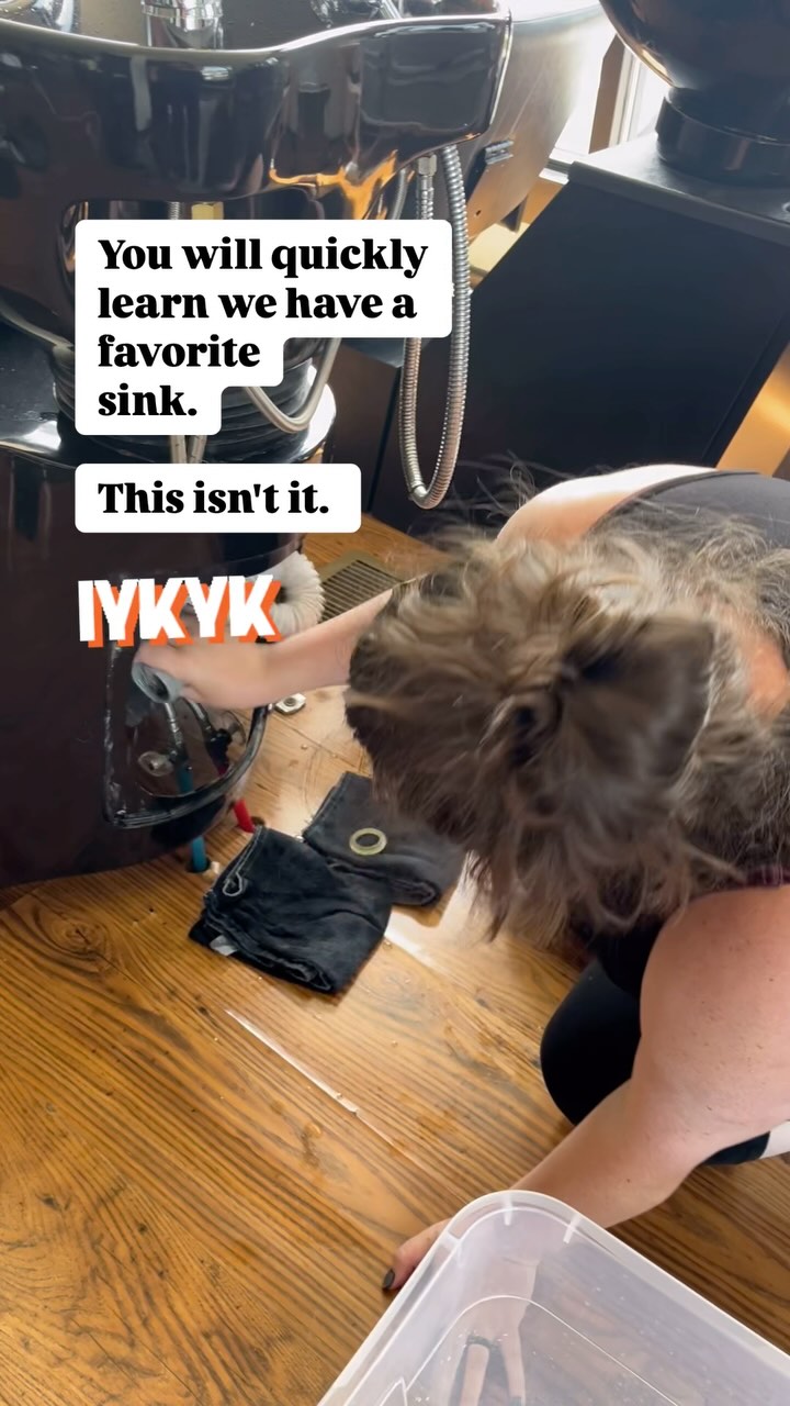 Raise your hand if you know which sink is our favorite. 🙋🏻♀️
After a few visits, you'll notice we have a favorite sink. It will be your favorite too. The sun warms it perfectly. ☀️
#rochesterny #rochesternysalon #rochesternyhairstylist #explorerochesterny