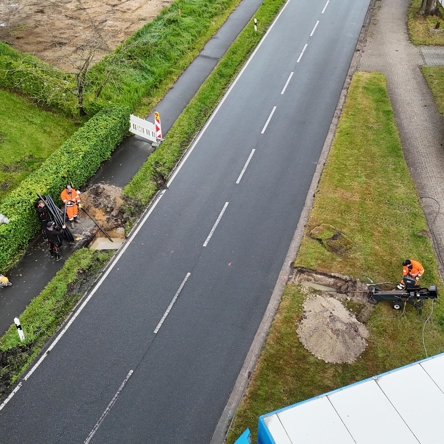 Manchmal läuft’s nur gemeinsam richtig rund! 🔧🚜
Auf unseren Baustellen arbeiten wir immer wieder Hand in Hand mit starken Partnerfirmen zusammen – so wie hier bei der Horizontalbohrtechnik mit Dekana Bohrtechnik. 👷♂️🤝 @dekenabohrtechnik
Dank der perfekten Zusammenarbeit entstehen präzise Lösungen unter der Erde – während wir oben weiter gestalten.
#TeamworkAufDerBaustelle #Saathoff #Dekana #Horizontalbohrtechnik #StarkePartner #HandwerkMitSystem #GaLaBau #GemeinsamStark