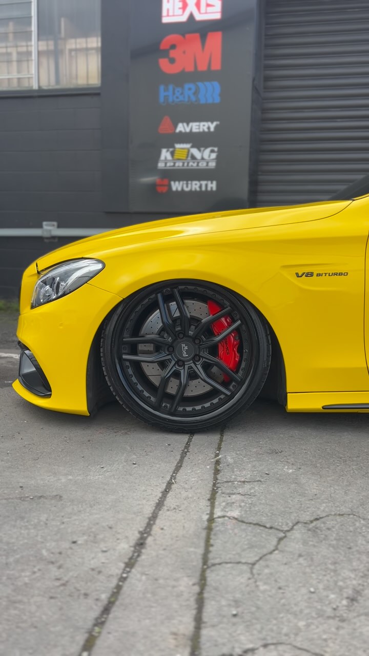 It’s your favourite paperchaser back again. We want more. @paperchasin________
#mercedesbenz #c63 #amg #vinylwraps #yellow #paperchasin