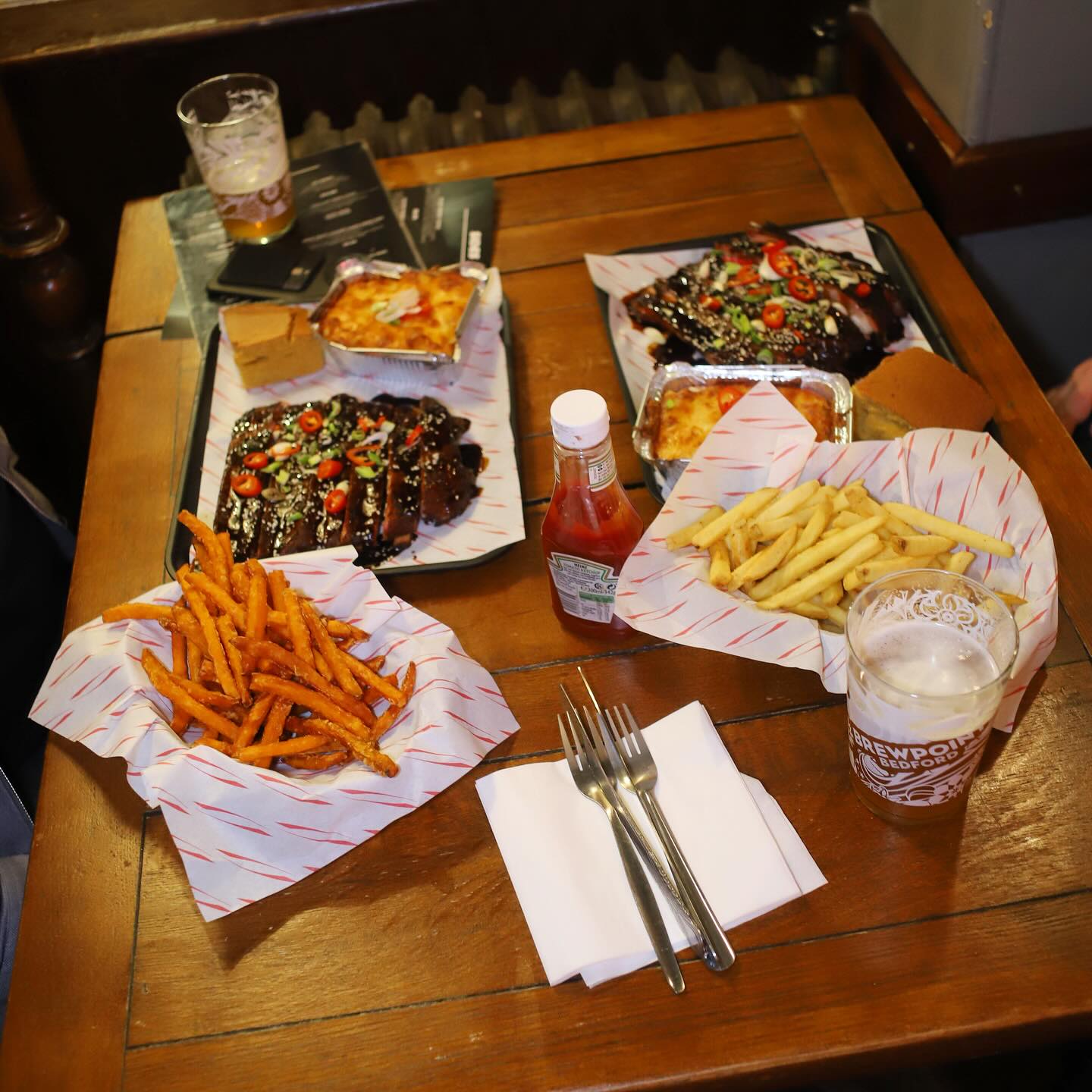 Friday plans?
Pop on down to visit us at The Golden Lion, we have @rackcityribs serving up their BBQ too! 🍹🍗
#pub #camden #london #food